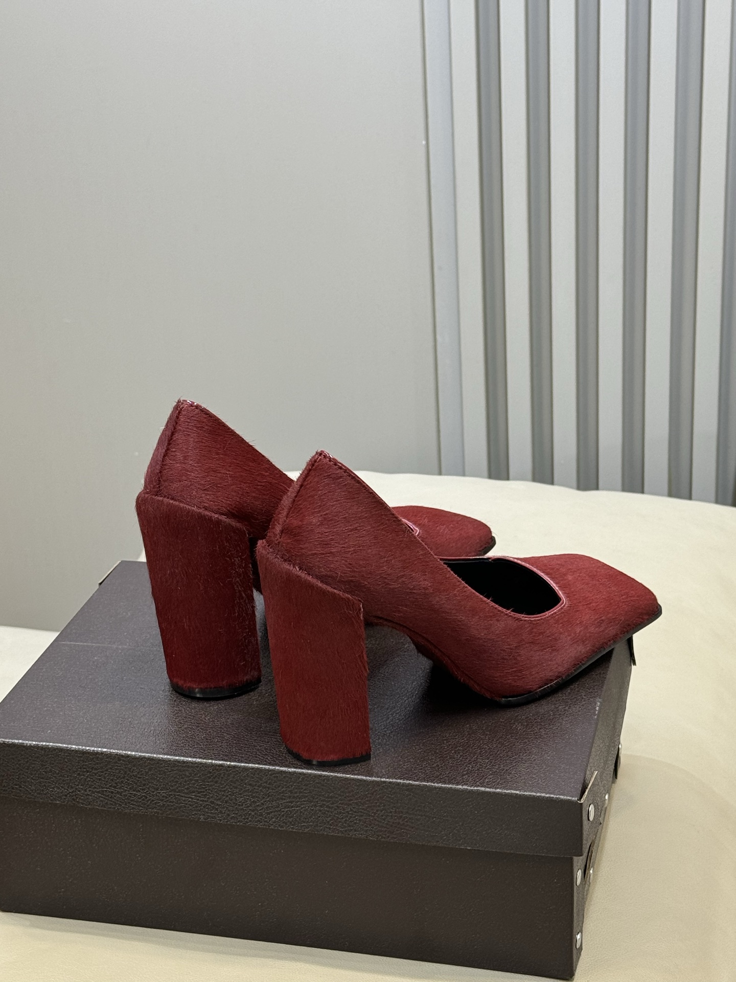 Alaia 26ss早春新款方头绒面高跟鞋这双方头高跟鞋 质感细腻低调 优雅复古气质满分经典方头+中跟设