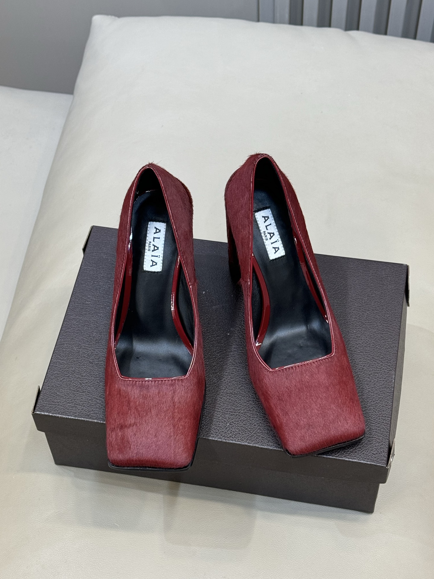 Alaia 26ss早春新款方头绒面高跟鞋这双方头高跟鞋 质感细腻低调 优雅复古气质满分经典方头+中跟设