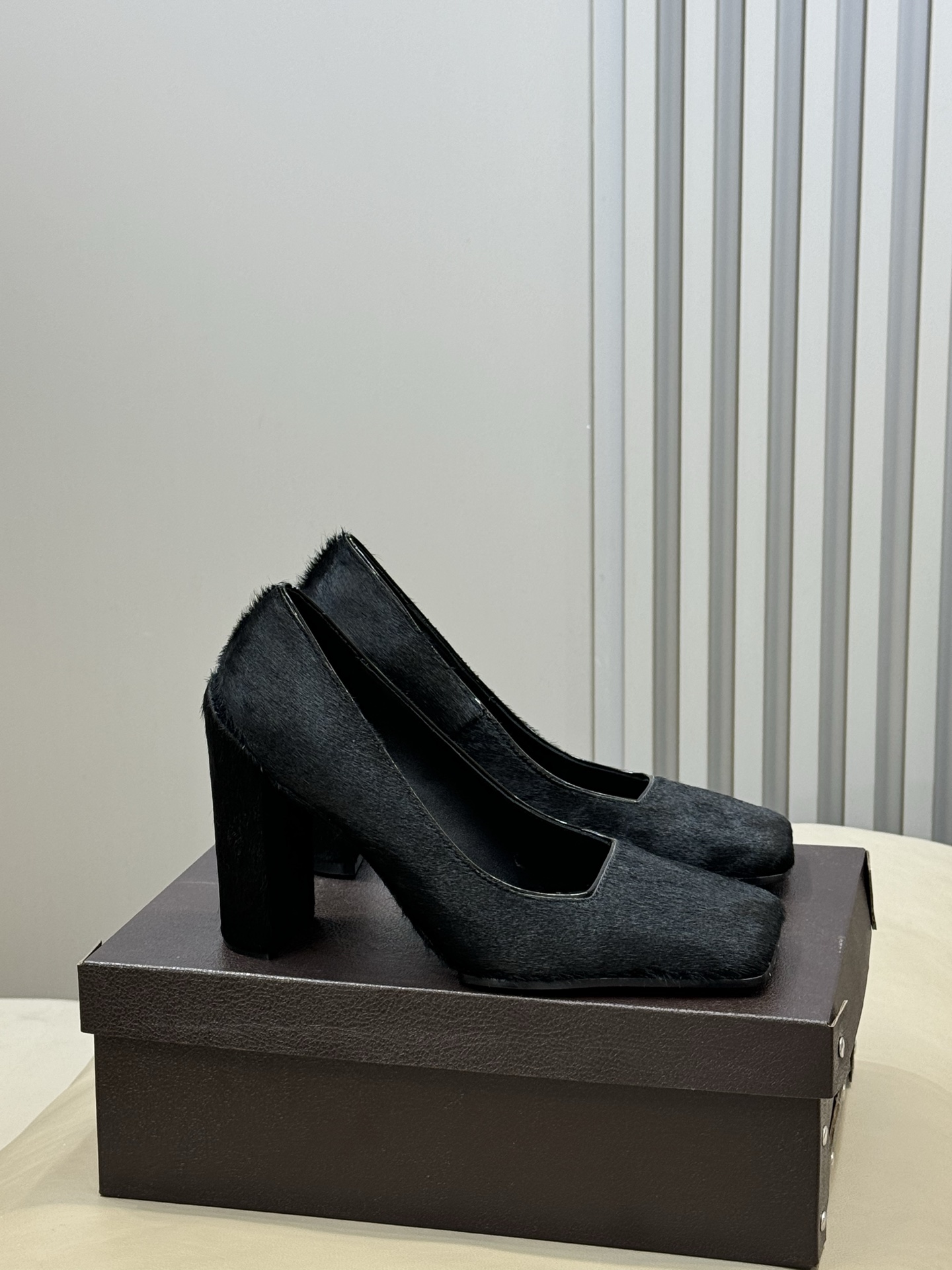 Alaia 26ss早春新款方头绒面高跟鞋这双方头高跟鞋 质感细腻低调 优雅复古气质满分经典方头+中跟设