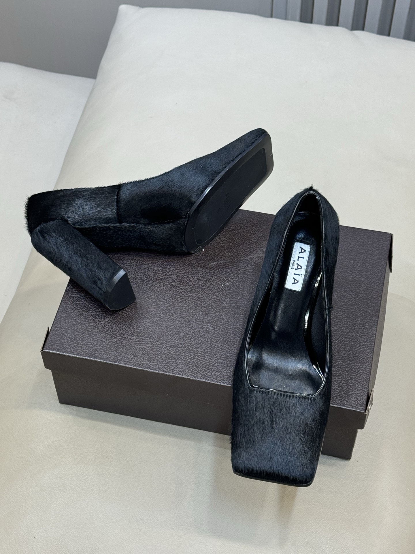 Alaia 26ss早春新款方头绒面高跟鞋这双方头高跟鞋 质感细腻低调 优雅复古气质满分经典方头+中跟设