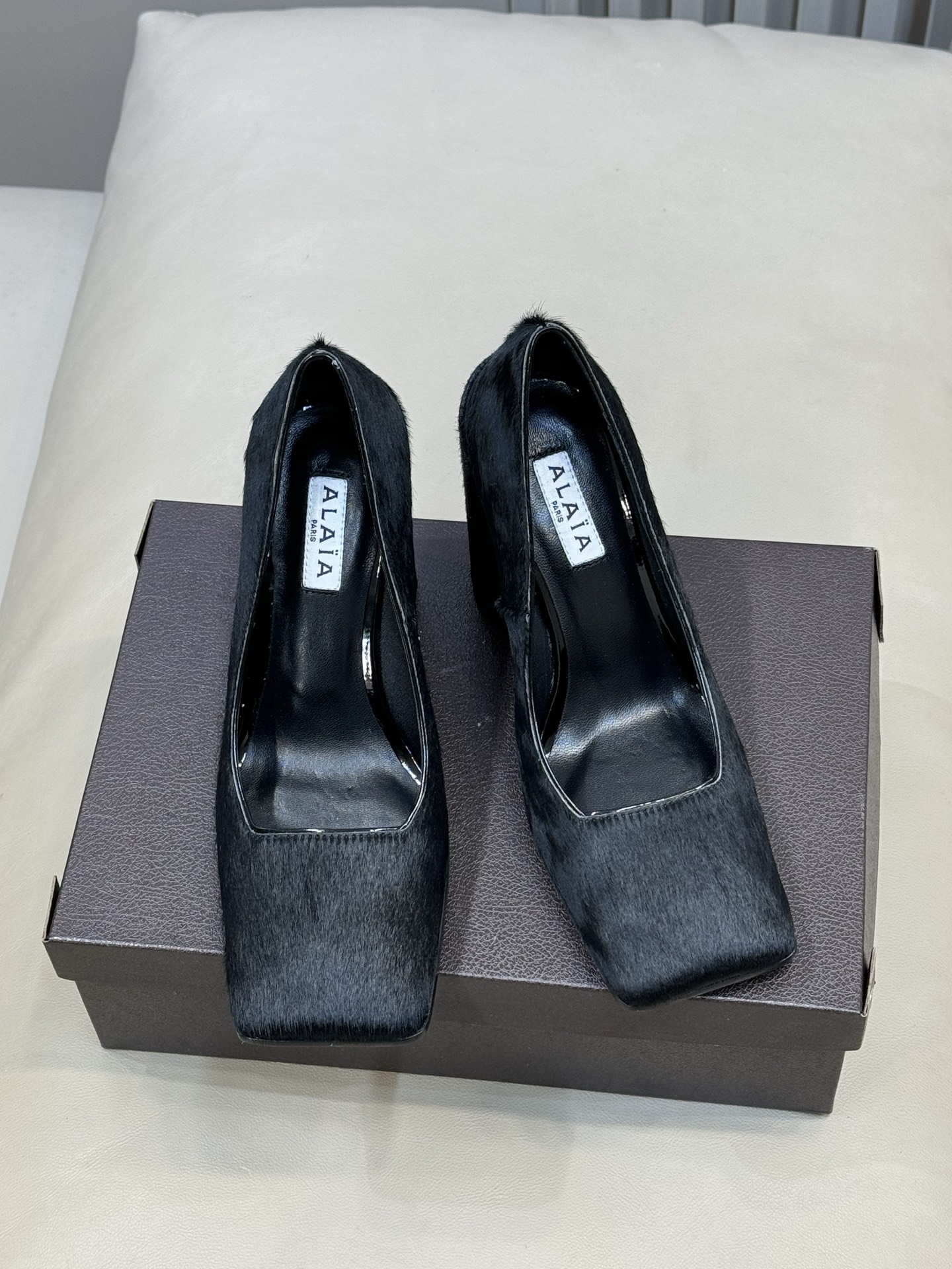 Alaia 26ss早春新款方头绒面高跟鞋这双方头高跟鞋 质感细腻低调 优雅复古气质满分经典方头+中跟设