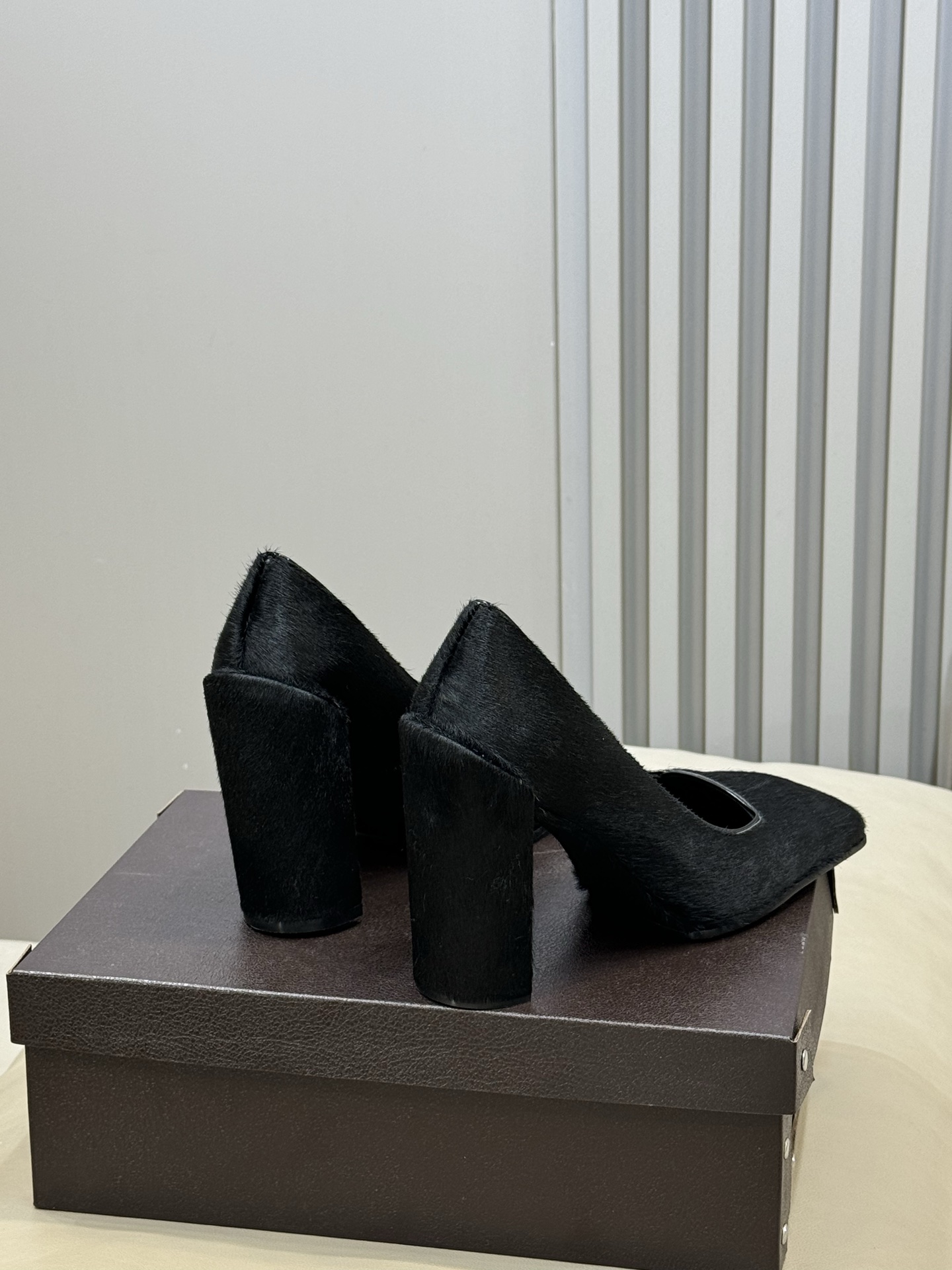 Alaia 26ss早春新款方头绒面高跟鞋这双方头高跟鞋 质感细腻低调 优雅复古气质满分经典方头+中跟设