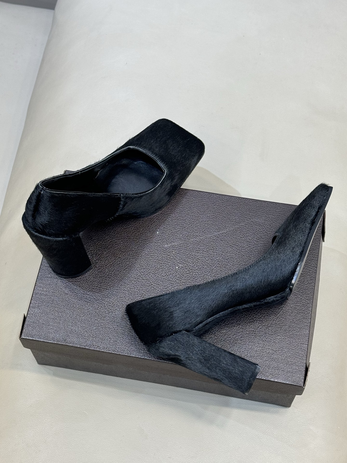 Alaia 26ss早春新款方头绒面高跟鞋这双方头高跟鞋 质感细腻低调 优雅复古气质满分经典方头+中跟设