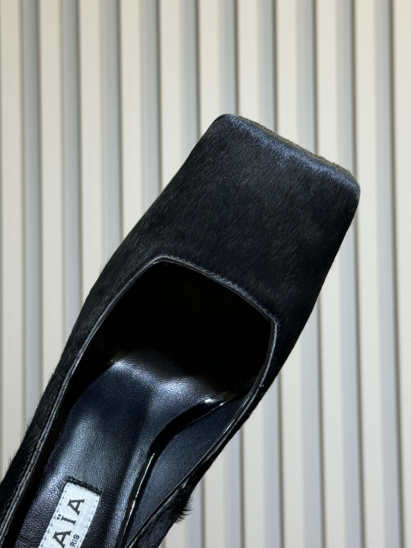 Alaia 26ss早春新款方头绒面高跟鞋这双方头高跟鞋 质感细腻低调 优雅复古气质满分经典方头+中跟设