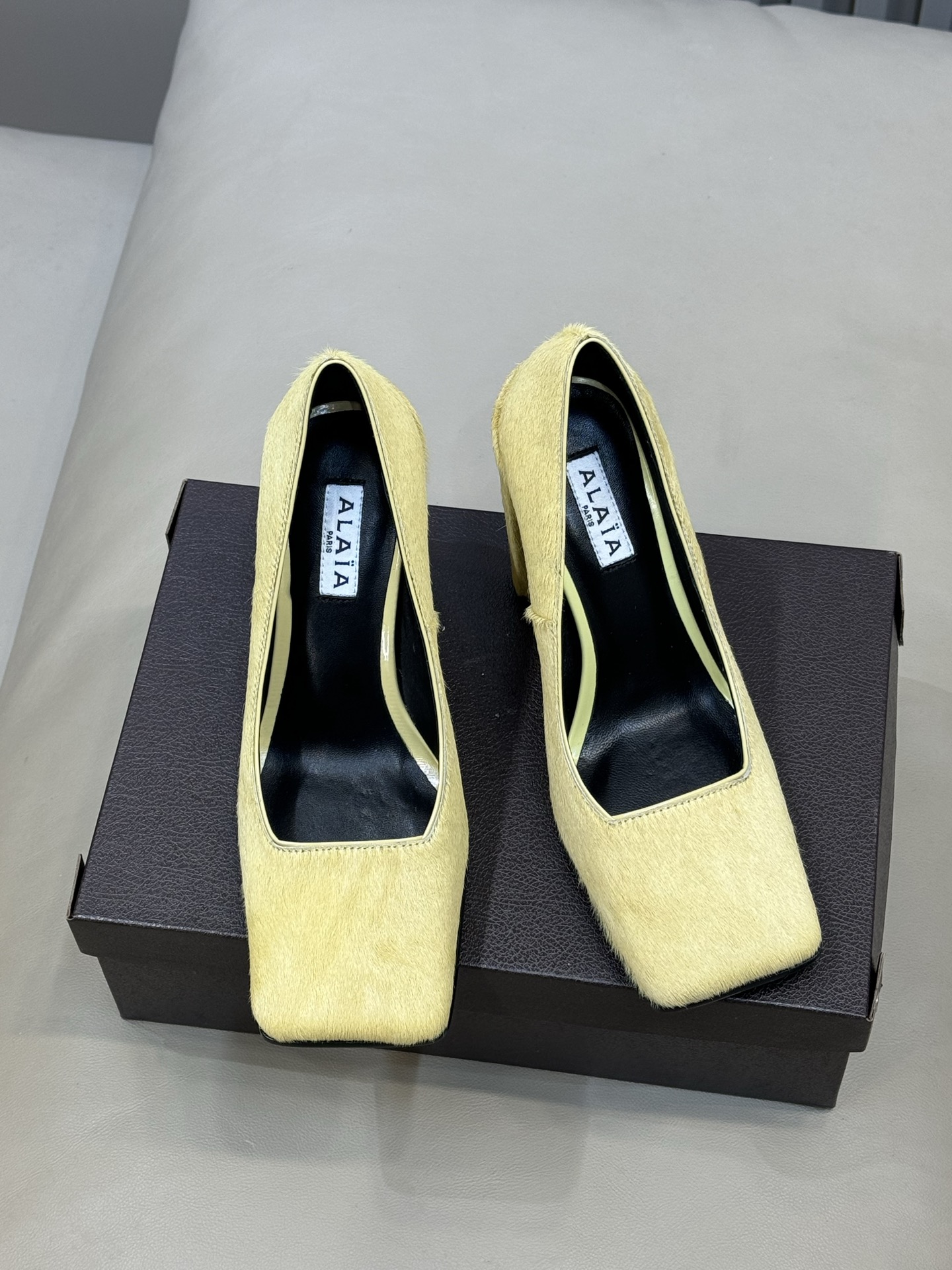 Alaia 26ss早春新款方头绒面高跟鞋这双方头高跟鞋 质感细腻低调 优雅复古气质满分经典方头+中跟设