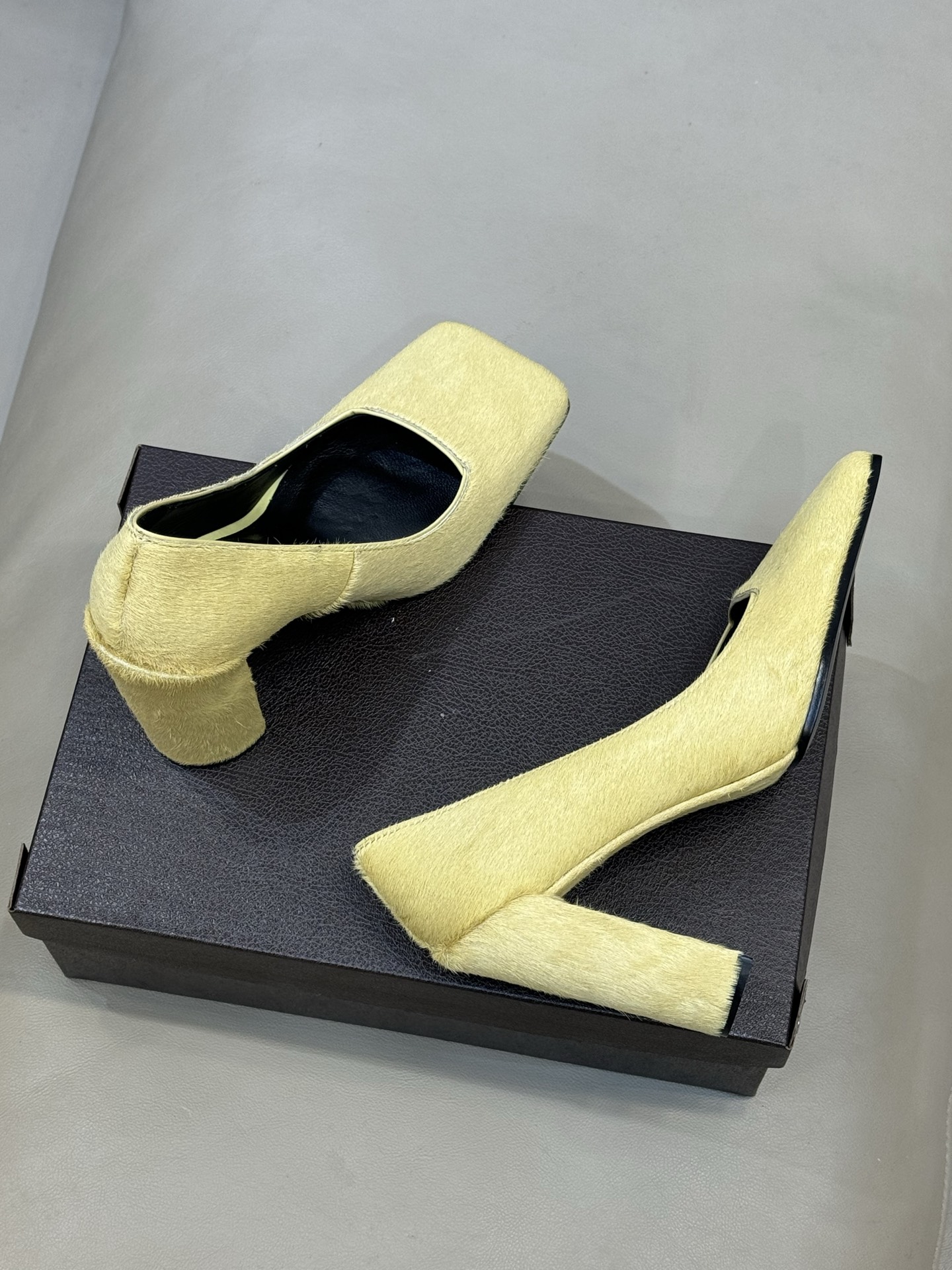 Alaia 26ss早春新款方头绒面高跟鞋这双方头高跟鞋 质感细腻低调 优雅复古气质满分经典方头+中跟设