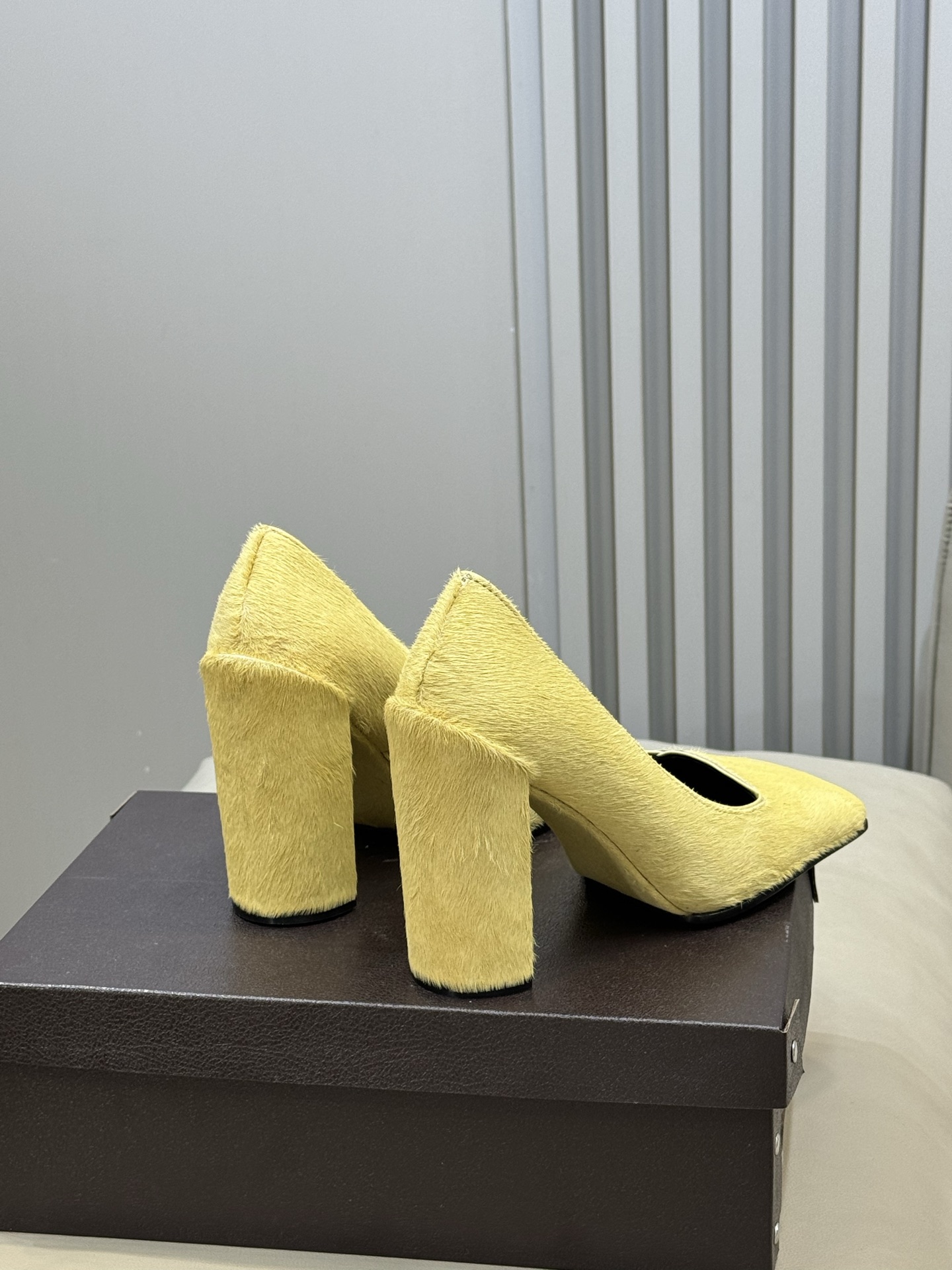 Alaia 26ss早春新款方头绒面高跟鞋这双方头高跟鞋 质感细腻低调 优雅复古气质满分经典方头+中跟设