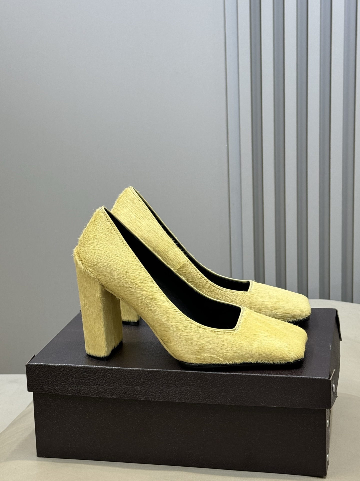 NO:652653,Alaia 26ss early spring new square-toe suede high heels. These square-toe high heels have delicate and low-key texture. Full marks for elegant retro temperament. Classic square toe + mid-heel design, lengthening the leg line and being super comfortable. It can be easily managed for commuting or formal occasions. Details are a must-have. Size: 35-41, high-heeled shoes, alaia, high heels19860909Alaia 26ss早春新款方头绒面高跟鞋 这双方头高跟鞋 质感细腻低调 优雅复古气质满分 经典方头+中跟设计,拉长腿部线条同时超舒适 通勤或正式场合都能轻松驾驭 细节控必入 size:35-41,高跟鞋单鞋,alaia,high heels,Women's Shoes