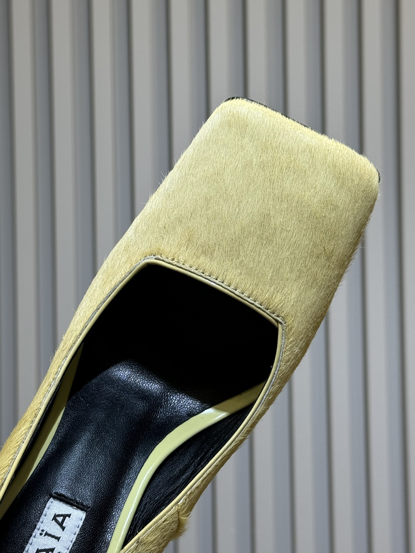 Alaia 26ss早春新款方头绒面高跟鞋这双方头高跟鞋 质感细腻低调 优雅复古气质满分经典方头+中跟设