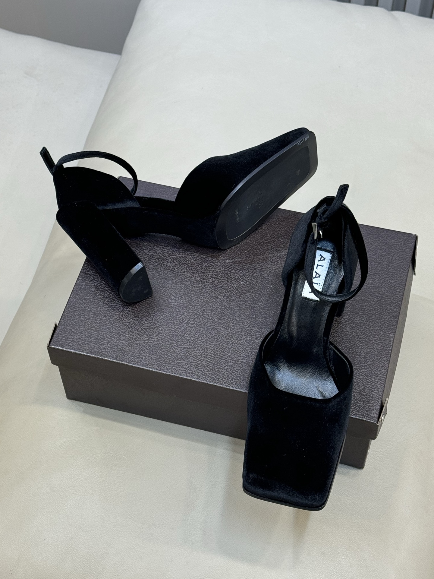 Alaia 26ss早春新款粗跟高跟鞋经典方头+粗跟结构 优雅又稳当，长时间穿也不累后绊带扣方便调节 穿