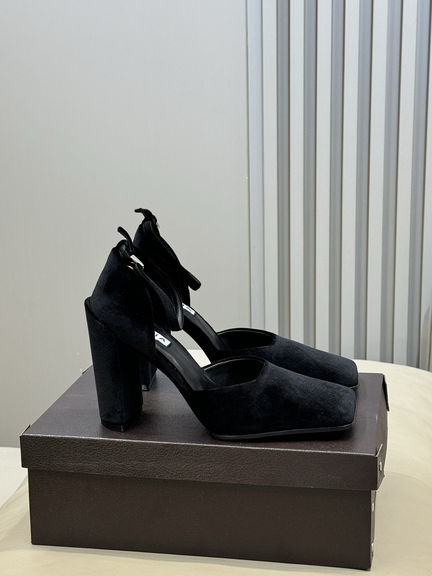 Alaia 26ss早春新款粗跟高跟鞋经典方头+粗跟结构 优雅又稳当，长时间穿也不累后绊带扣方便调节 穿