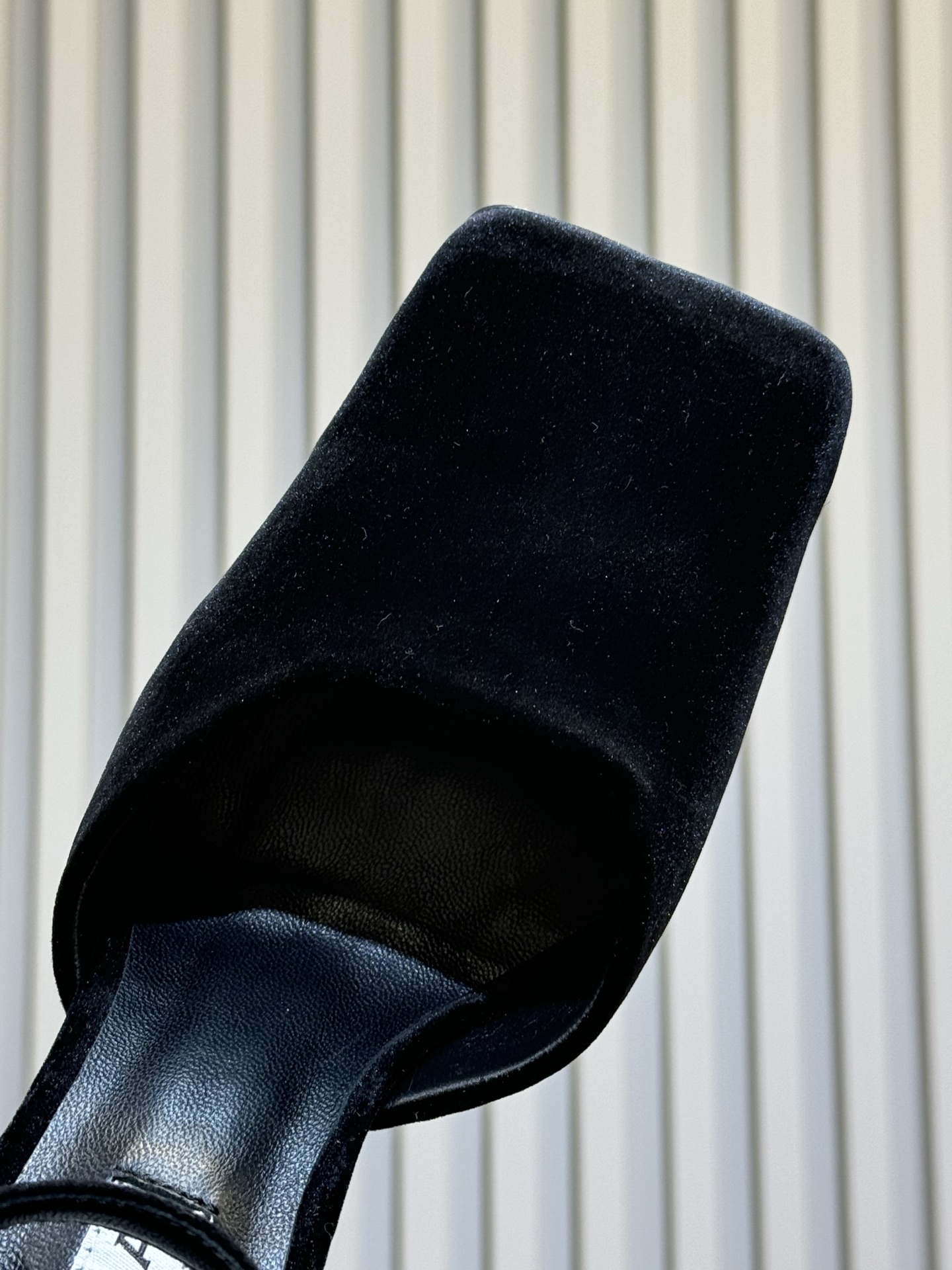 Alaia 26ss早春新款粗跟高跟鞋经典方头+粗跟结构 优雅又稳当，长时间穿也不累后绊带扣方便调节 穿