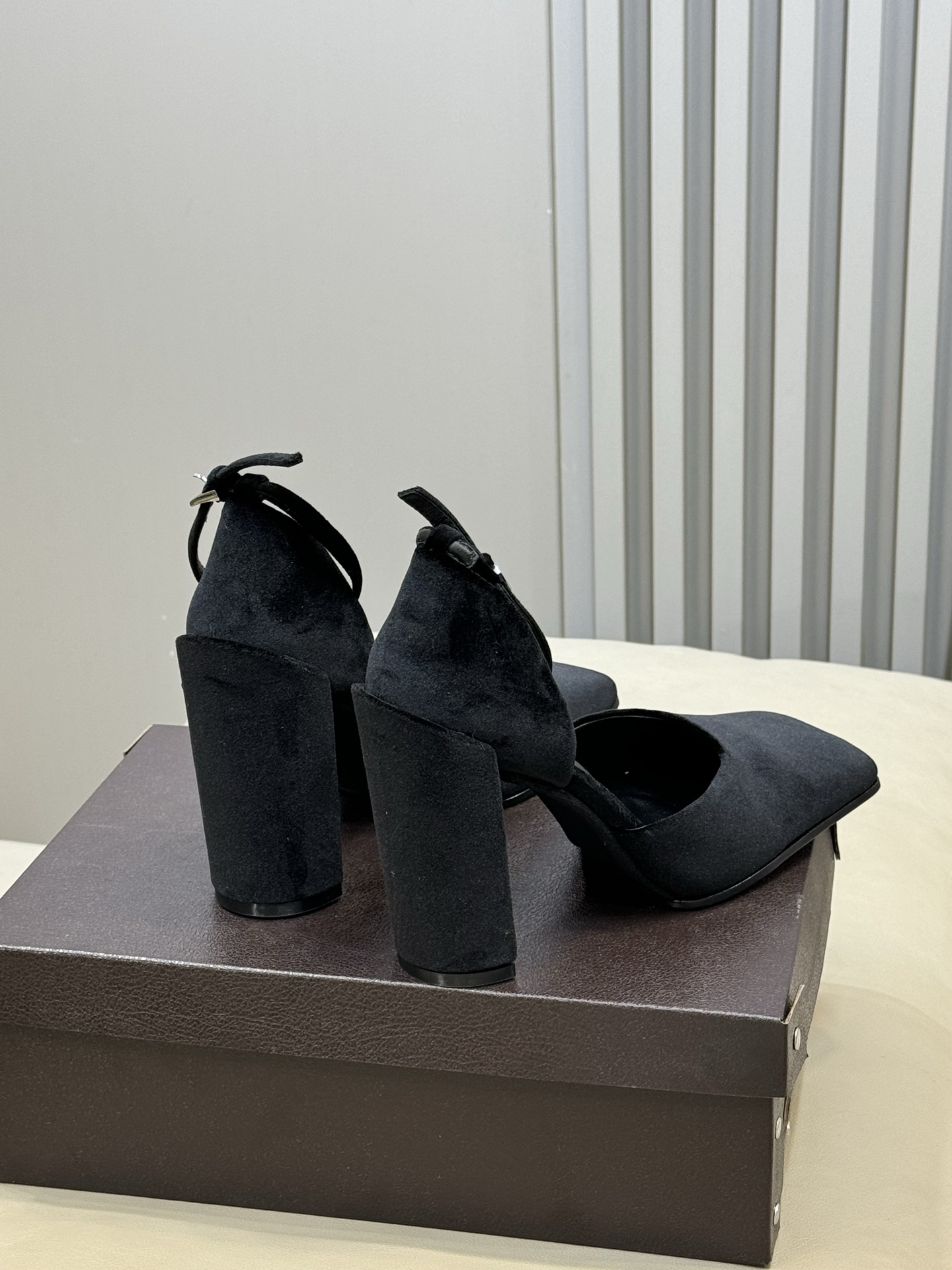 Alaia 26ss早春新款粗跟高跟鞋经典方头+粗跟结构 优雅又稳当，长时间穿也不累后绊带扣方便调节 穿