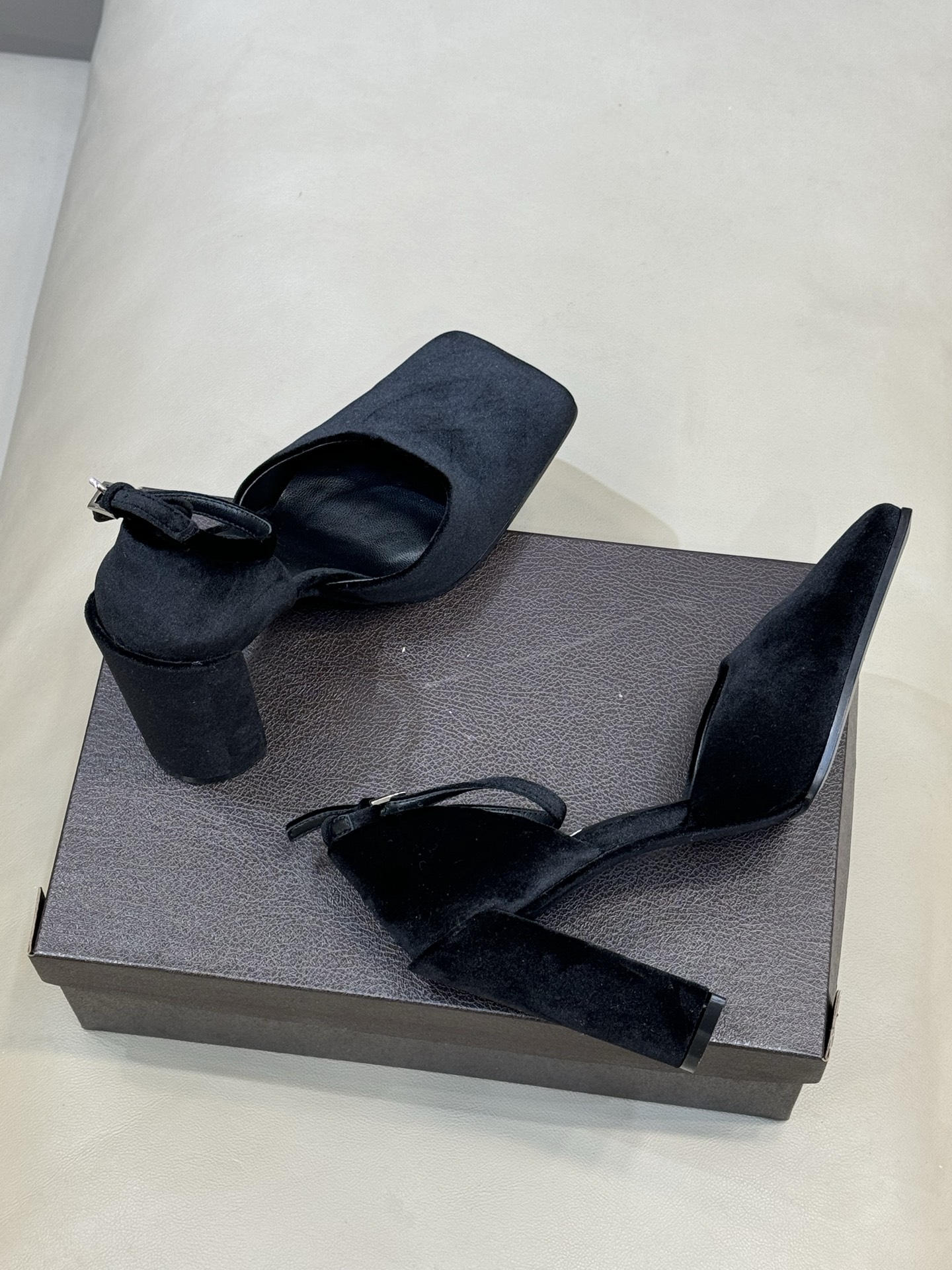 Alaia 26ss早春新款粗跟高跟鞋经典方头+粗跟结构 优雅又稳当，长时间穿也不累后绊带扣方便调节 穿