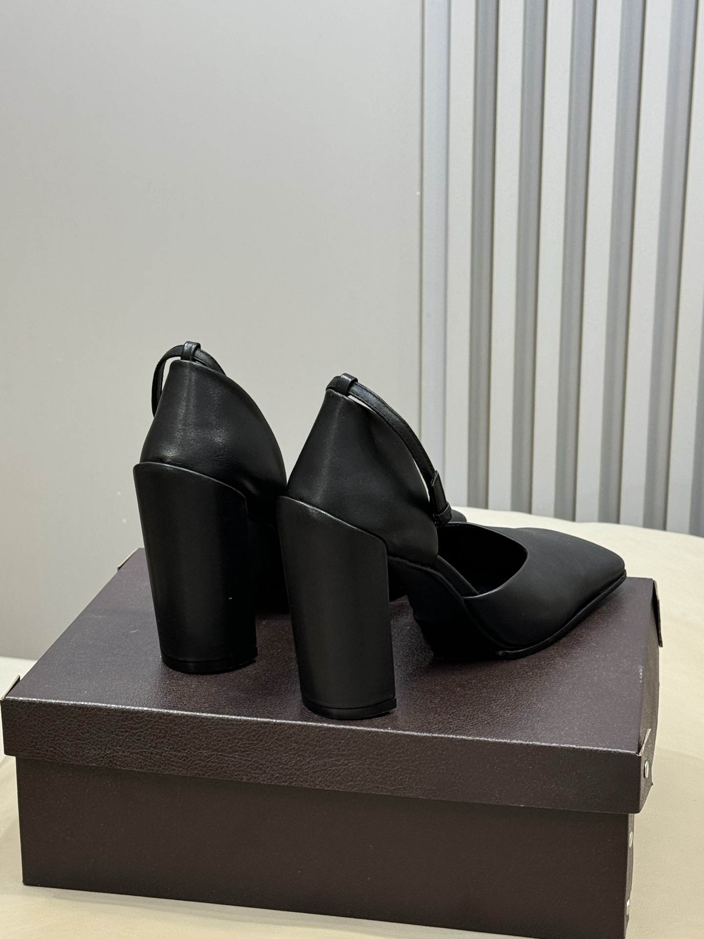 Alaia 26ss早春新款粗跟高跟鞋经典方头+粗跟结构 优雅又稳当，长时间穿也不累后绊带扣方便调节 穿