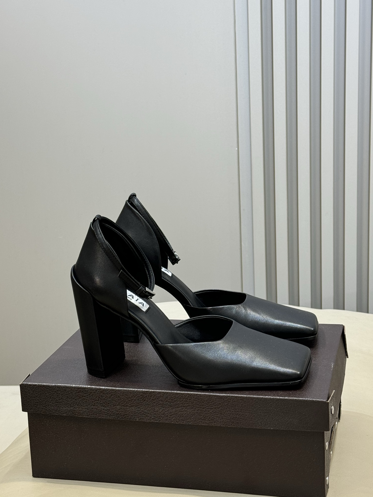 Alaia 26ss早春新款粗跟高跟鞋经典方头+粗跟结构 优雅又稳当，长时间穿也不累后绊带扣方便调节 穿