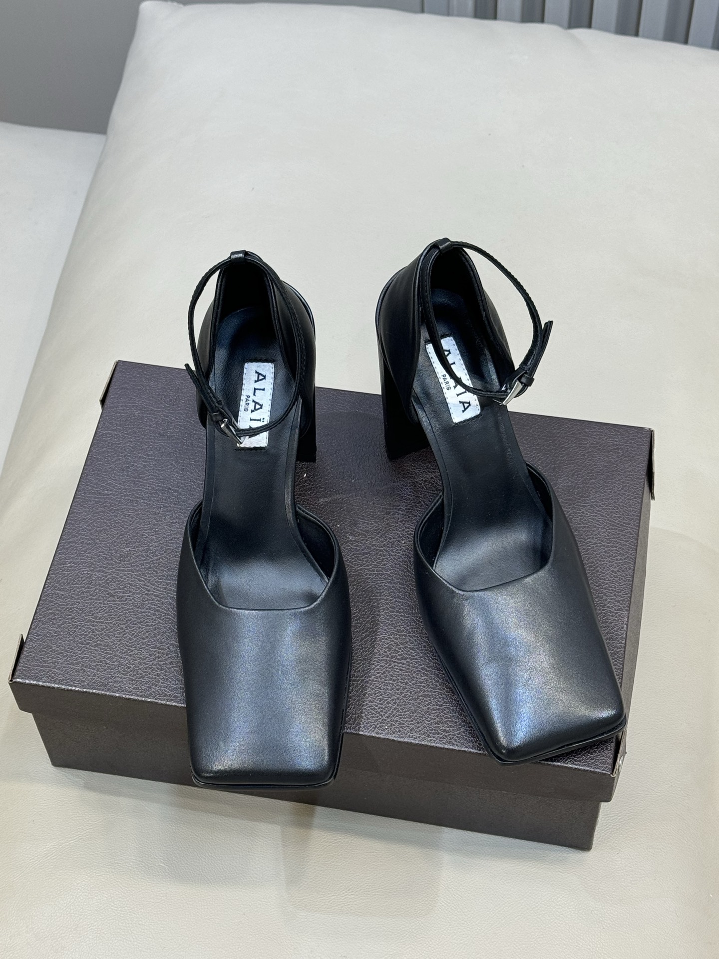 Alaia 26ss早春新款粗跟高跟鞋经典方头+粗跟结构 优雅又稳当，长时间穿也不累后绊带扣方便调节 穿