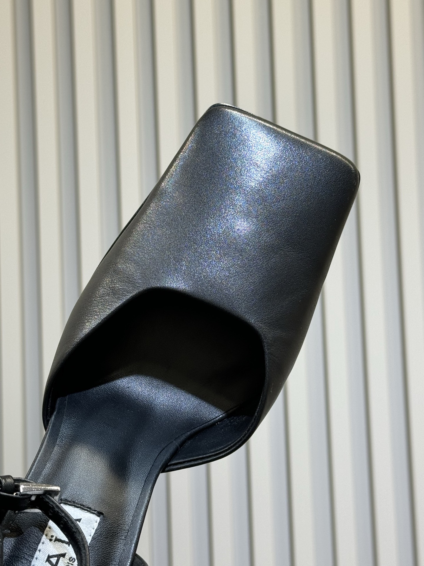 Alaia 26ss早春新款粗跟高跟鞋经典方头+粗跟结构 优雅又稳当，长时间穿也不累后绊带扣方便调节 穿