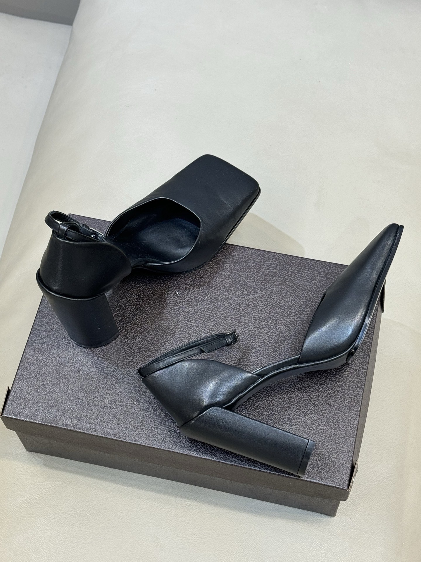 Alaia 26ss早春新款粗跟高跟鞋经典方头+粗跟结构 优雅又稳当，长时间穿也不累后绊带扣方便调节 穿