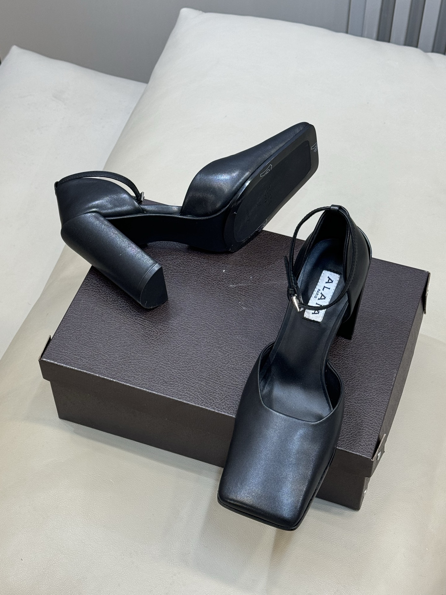 Alaia 26ss早春新款粗跟高跟鞋经典方头+粗跟结构 优雅又稳当，长时间穿也不累后绊带扣方便调节 穿