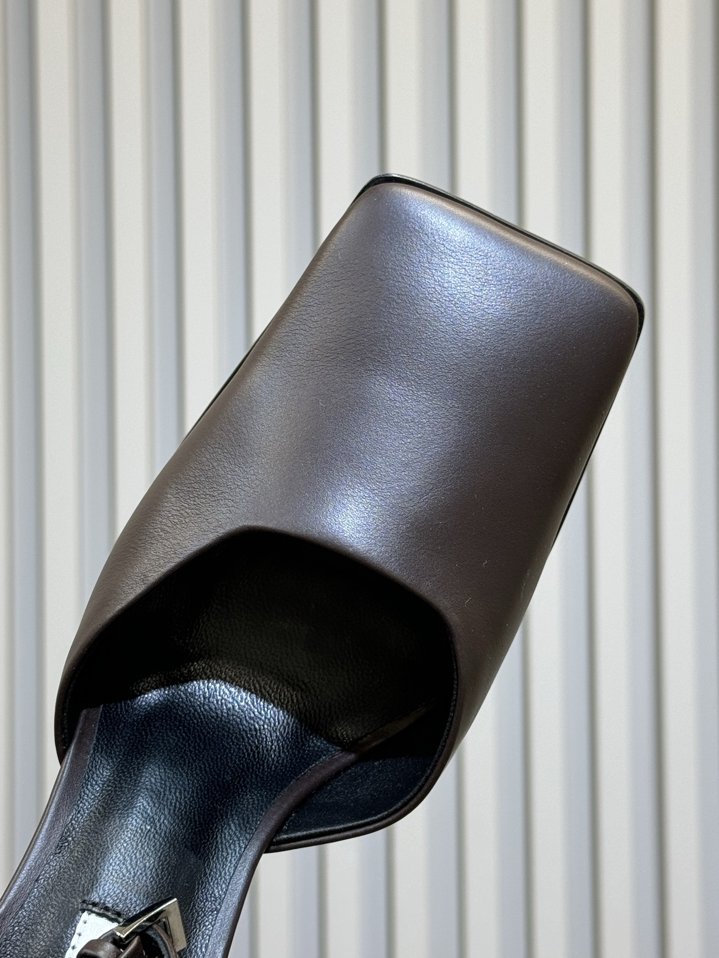 Alaia 26ss早春新款粗跟高跟鞋经典方头+粗跟结构 优雅又稳当，长时间穿也不累后绊带扣方便调节 穿