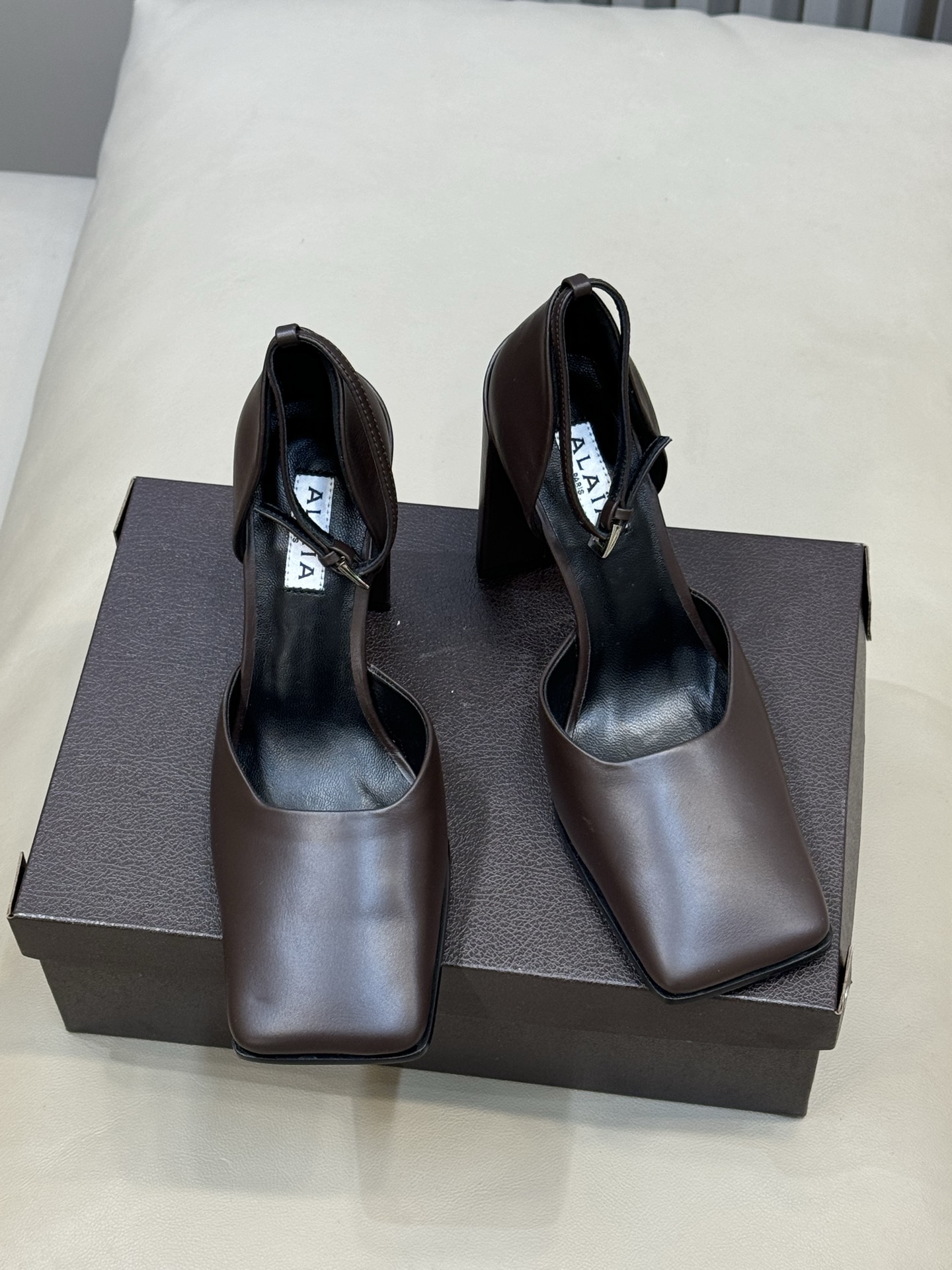 Alaia 26ss早春新款粗跟高跟鞋经典方头+粗跟结构 优雅又稳当，长时间穿也不累后绊带扣方便调节 穿