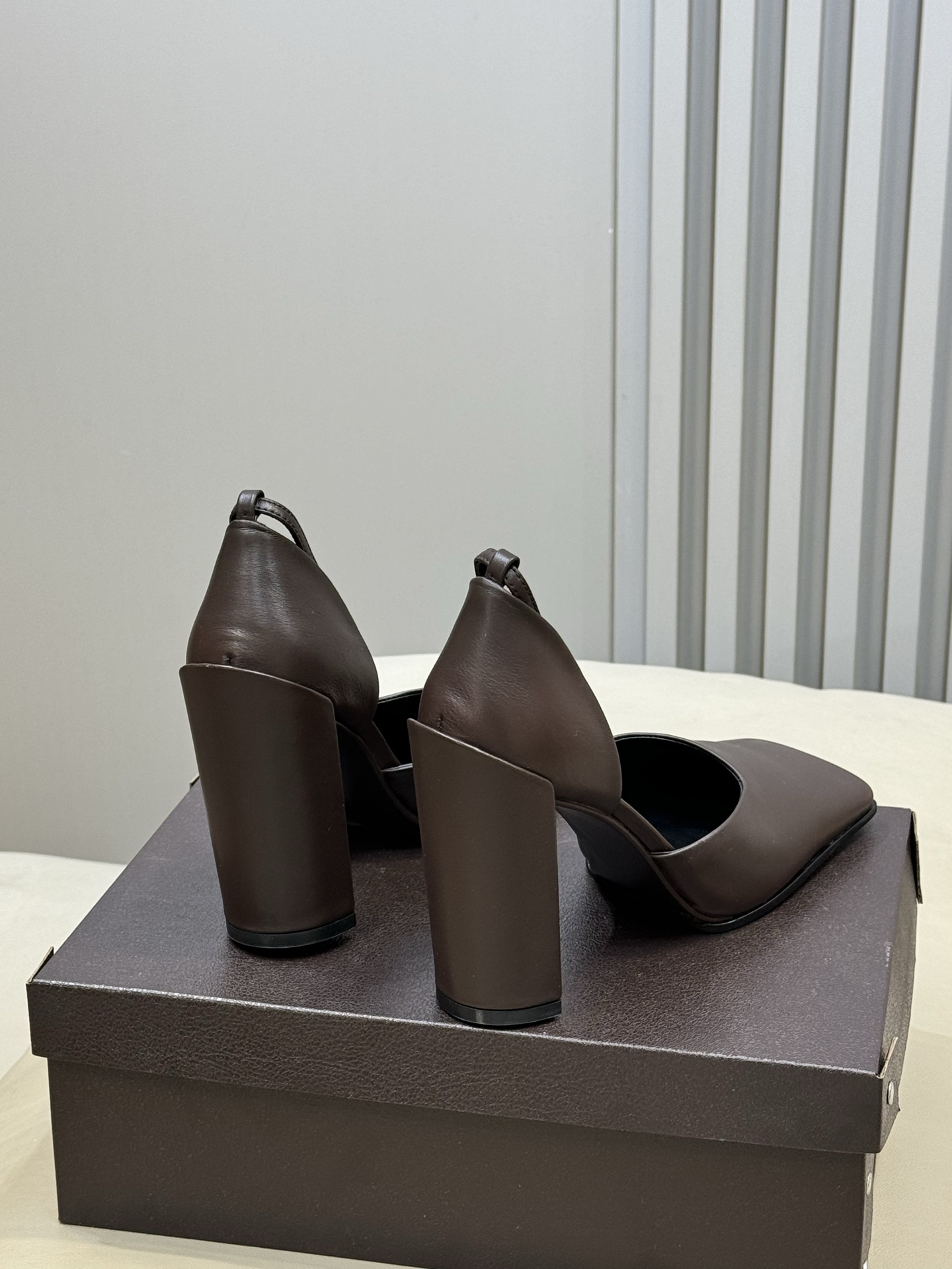 Alaia 26ss早春新款粗跟高跟鞋经典方头+粗跟结构 优雅又稳当，长时间穿也不累后绊带扣方便调节 穿