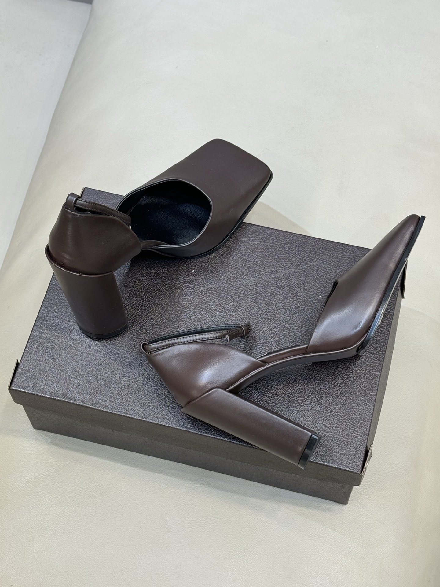 Alaia 26ss早春新款粗跟高跟鞋经典方头+粗跟结构 优雅又稳当，长时间穿也不累后绊带扣方便调节 穿