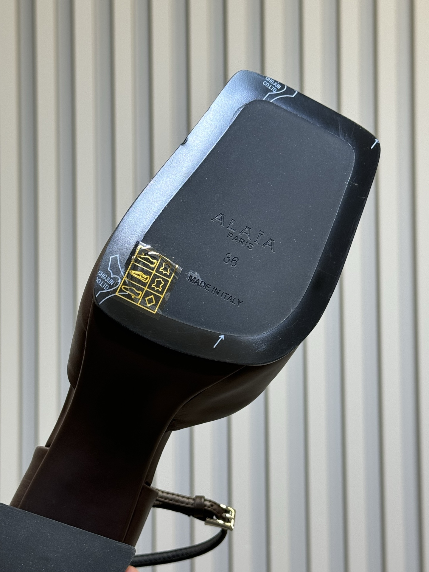 Alaia 26ss早春新款粗跟高跟鞋经典方头+粗跟结构 优雅又稳当，长时间穿也不累后绊带扣方便调节 穿