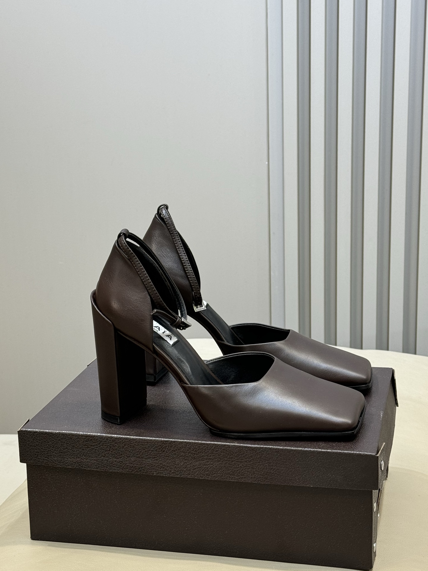 Alaia 26ss早春新款粗跟高跟鞋经典方头+粗跟结构 优雅又稳当，长时间穿也不累后绊带扣方便调节 穿