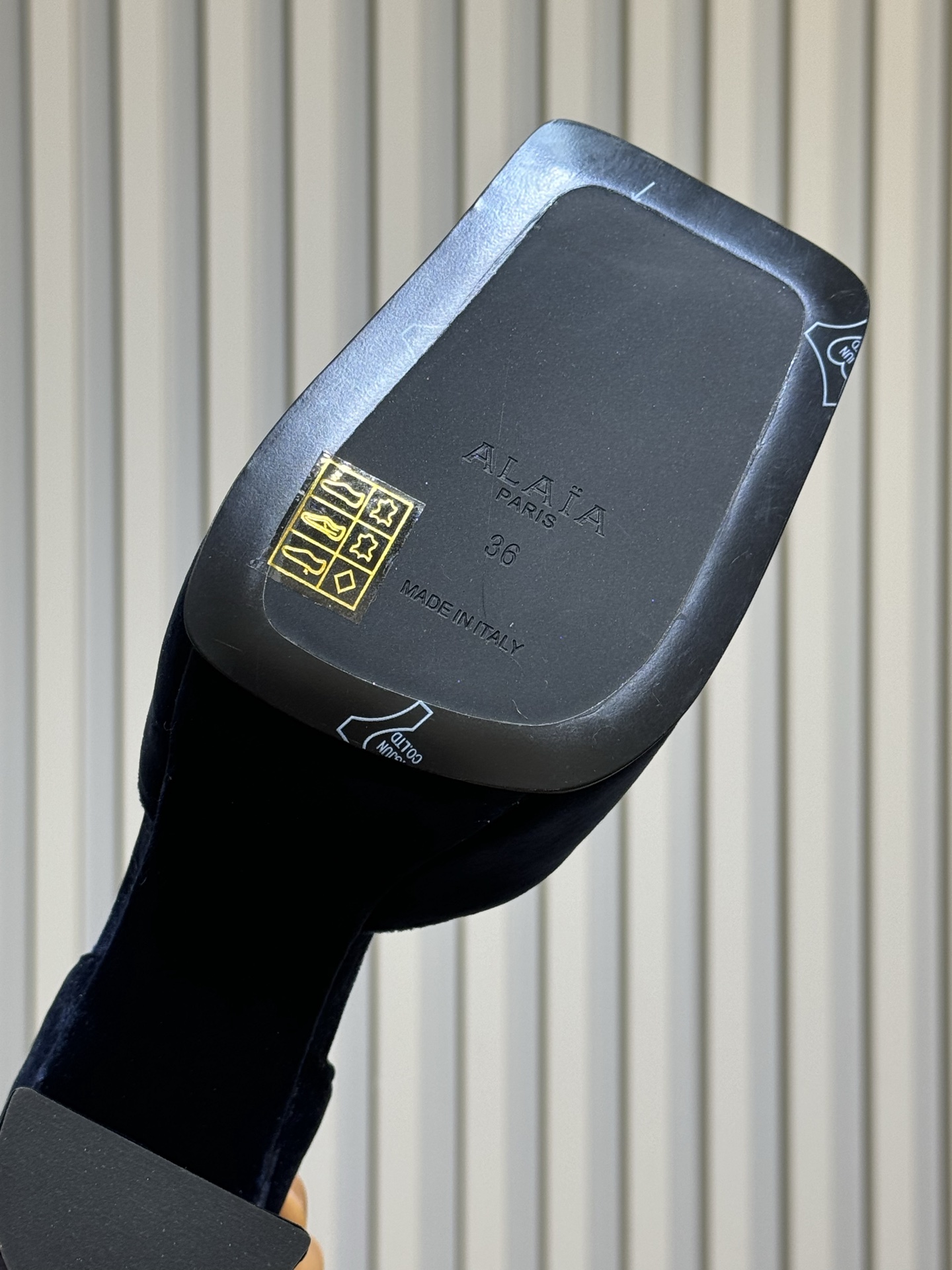 Alaia 26ss早春新款粗跟高跟鞋经典方头+粗跟结构 优雅又稳当，长时间穿也不累后绊带扣方便调节 穿