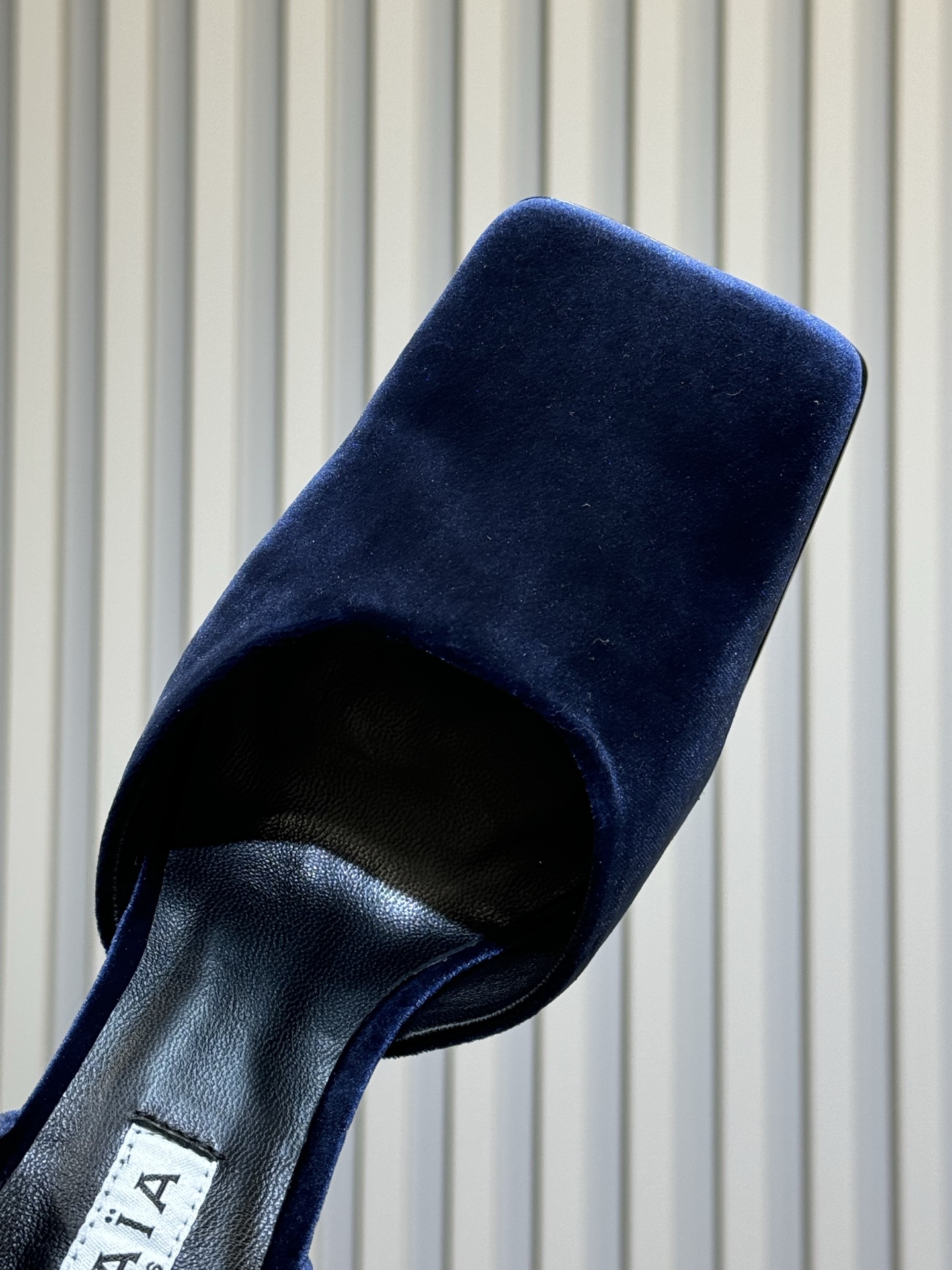 Alaia 26ss早春新款粗跟高跟鞋经典方头+粗跟结构 优雅又稳当，长时间穿也不累后绊带扣方便调节 穿