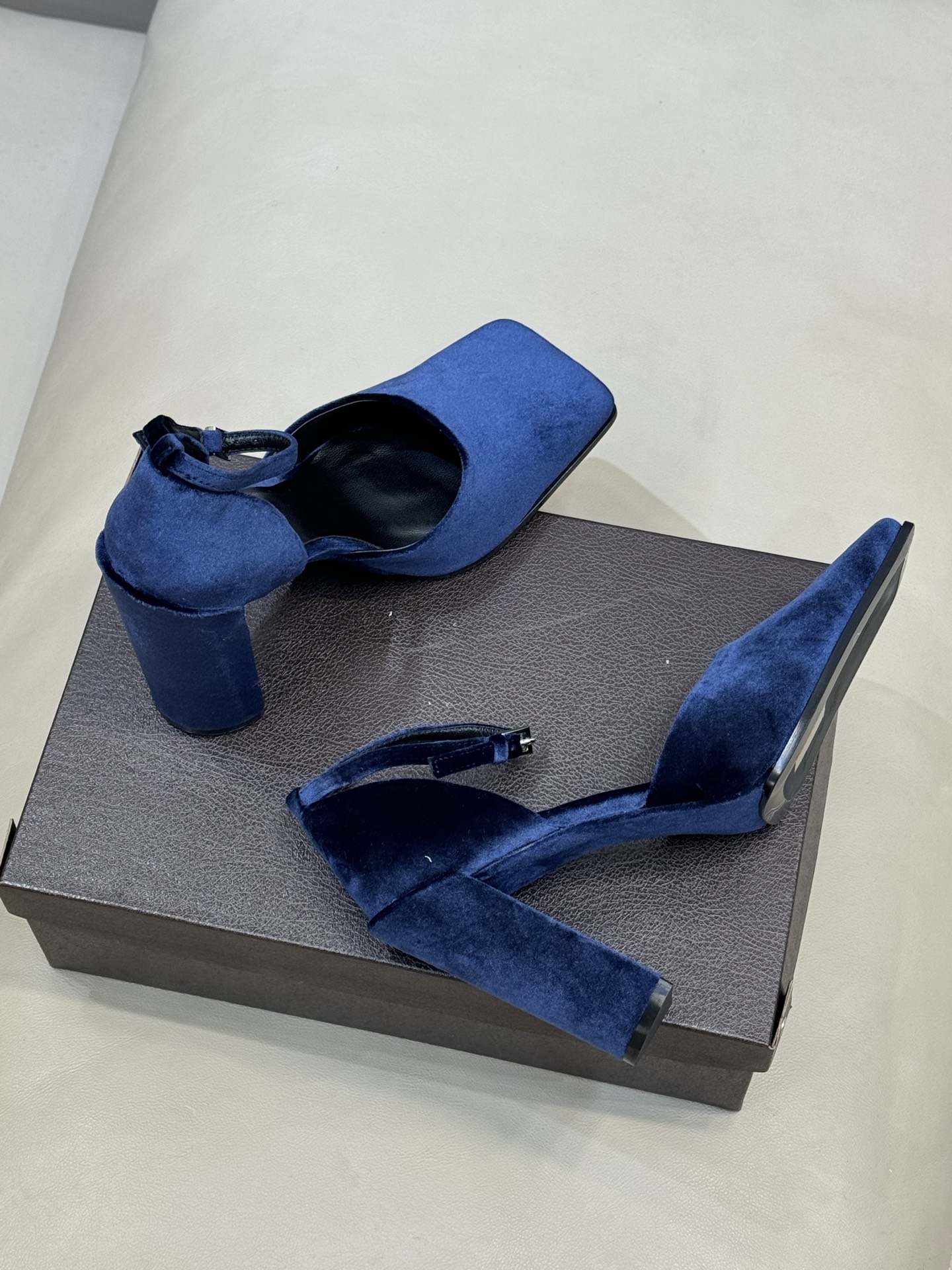 Alaia 26ss早春新款粗跟高跟鞋经典方头+粗跟结构 优雅又稳当，长时间穿也不累后绊带扣方便调节 穿