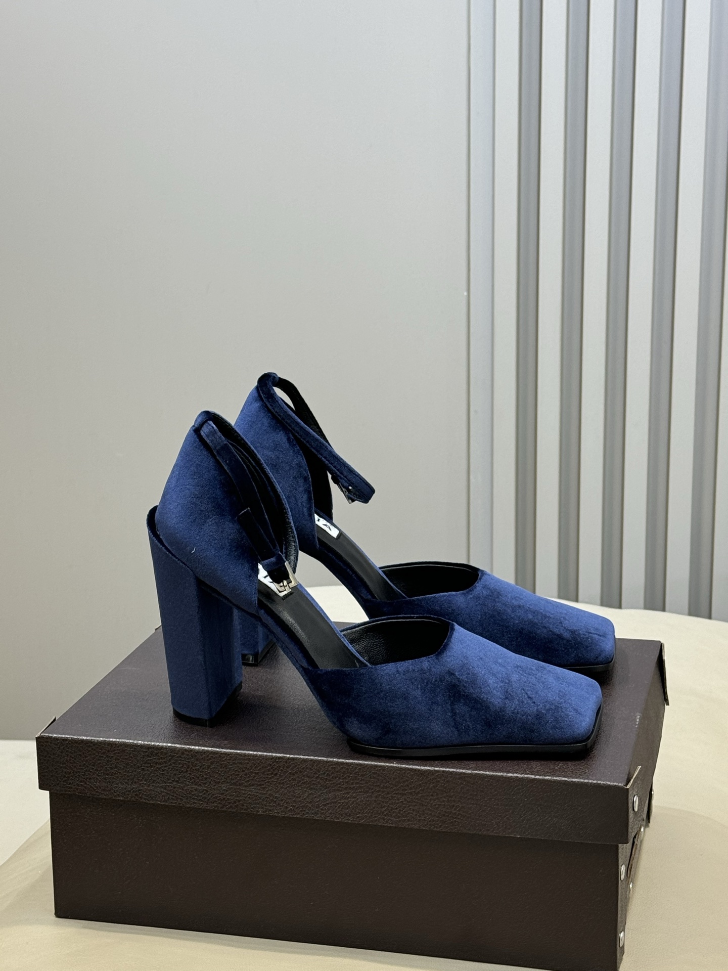 NO:652660,Alaia 26ss new early spring thick-heeled high-heeled shoes. Classic square toe + thick heel structure. Elegant and stable, not tired when worn for a long time. The back strap buckle is easy to adjust for a better fit. It looks French retro style when paired with skirts or trousers. Size: 35-41, high heels and sandals, alaia, sandals, high heels, skirts19860909Alaia 26ss早春新款粗跟高跟鞋 经典方头+粗跟结构 优雅又稳当,长时间穿也不累 后绊带扣方便调节 穿着更贴合 搭配裙装或裤装都很法式复古风 size:35-41,高跟鞋凉鞋,alaia,sandals,high heels,skirts,Women's Shoes