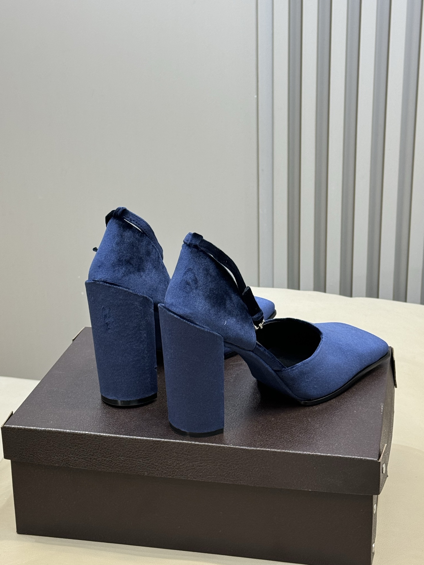 Alaia 26ss早春新款粗跟高跟鞋经典方头+粗跟结构 优雅又稳当，长时间穿也不累后绊带扣方便调节 穿