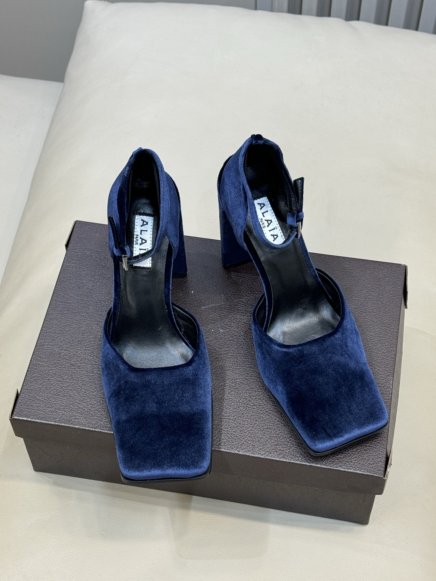 Alaia 26ss早春新款粗跟高跟鞋经典方头+粗跟结构 优雅又稳当，长时间穿也不累后绊带扣方便调节 穿