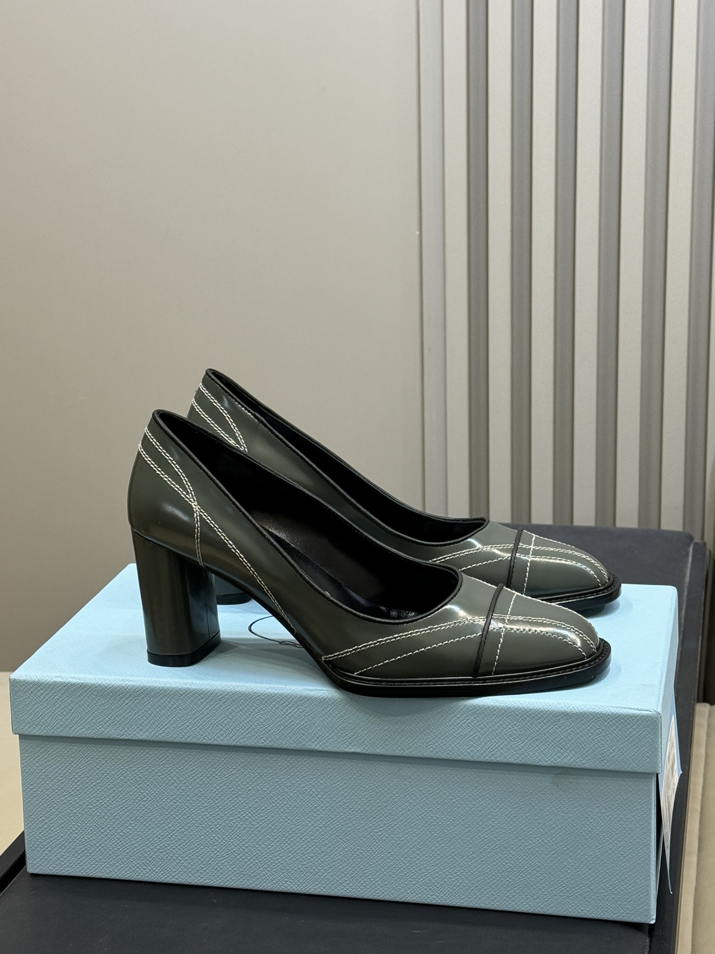 NO:669606,prada 26c new arrival～thick heel high-heeled shoes pjia 26 square toe series new shoes fashionable small square toe, easy to get a fashionable atmosphere open edge beaded calfskin material, quite wide shape, full of temperament lambskin lining calfskin sole size 35-41, half slippers, prada, high heels, cowhide, sheepskin19860909prada 26c new arrival～粗跟高跟鞋 p家26方头系列单鞋新品 时髦的小方头,轻松get时髦气息 开边珠小牛皮材质,挺阔形体,气质满满 内里小羊皮 鞋底小牛皮 size 35-41,半拖单鞋,prada,high heels,cowhide,sheepskin,Women's Shoes