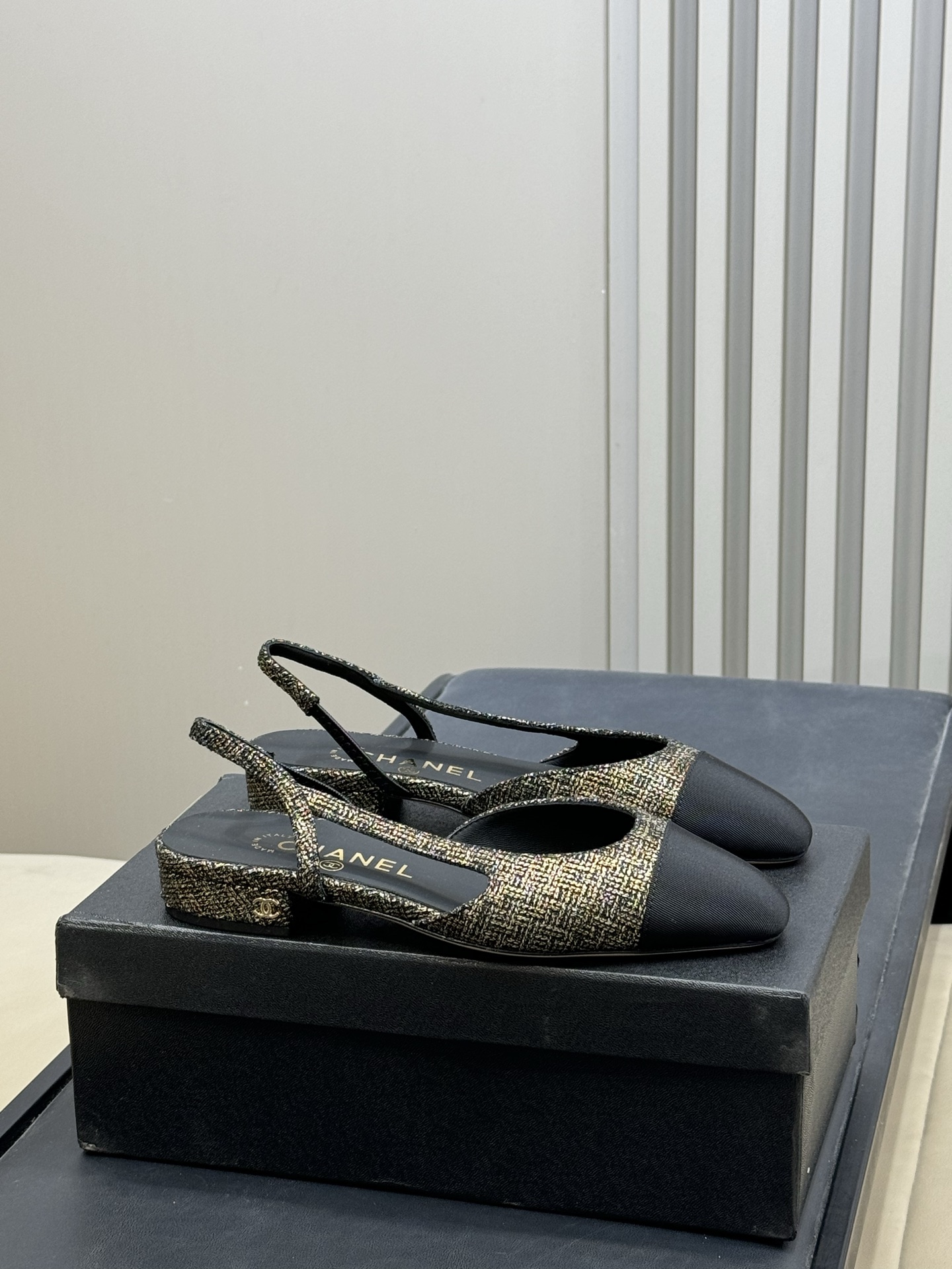 NO:669622,chanel classic slingback upgraded classic color + 25 new colors. The latest upgraded version, the counter model has adjustments to the upper lines and details, but the classic model is generally a process of continuous optimization!  What we are referring to this time is the 2025 new version, which is the high-heeled slingback apricot color 36/1 that we have repeatedly confirmed with the salesperson!  Top version; latest details!  You can buy the version group and compare it slowly. There are many differences from the old version!  It is recommended not to take it if it has not been upgraded, but to upgrade to the new version at the counter!  size 35-41 high heels, flat soles, sandals, chanel, sandals19860909chanel 经典slingback 升级经典色+25新配色 最新升级版本,专柜款在鞋面线条以及细微处有调整的,但凡经典款一般都确实是不断在优化的一个过程！ 咱这次是参照的是跟柜姐再三确认的2025新版本,高跟slingback 杏色36/1！ 顶级版版；最新细节！可以买版群慢慢比对,跟老版本很多区别的！ 没升级的建议不要拿了,拿升级对专柜升级新版本的哦！ size 35-41 高跟 、平底 均,凉鞋单鞋,chanel,sandals,Women's Shoes