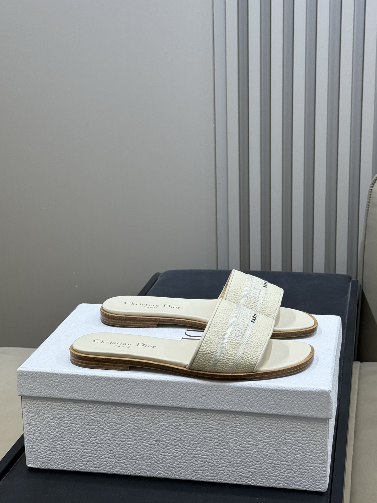 NO:669766,Dio…r26c new arrival～ cd home 24 spring and summer satin embroidered slippers, high-end texture, cowhide foot pads, cowhide sole, size 35-41, slippers, dior, dior, slippers, cowhide19860909Dio…r26c new arrival～ cd家24春夏缎面刺绣拖鞋 高级感拉满的质感,牛皮垫脚 牛皮底 size 35-41,拖鞋,dior,dior,slippers,cowhide,Women's Shoes