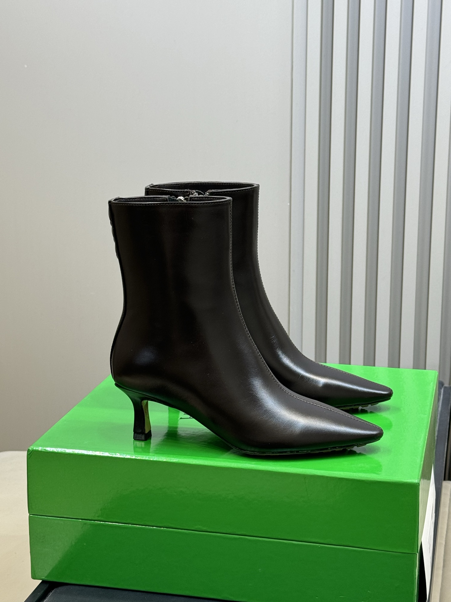 NO:669620,bottagevenet…fw25 new arrival～ bv25 new autumn and winter pointed toe cat heel short boots. The upper is smooth and delicate, with perfect texture. The pointed toe design lengthens the leg line. It makes you look thinner and taller, comfortable and elegant. The side zipper design is easy to put on and take off. size: 35-41, boots, bottega veneta, bottega veneta, boots19860909bottagevenet…fw25 new arrival～ bv25秋冬尖头猫跟短靴新品 鞋面光滑细腻,质感满分,尖头设计拉长腿部线条 显瘦又显高,舒适又优雅,侧拉链设计方便穿脱 size:35-41,靴子,bottega veneta,bottega veneta,boots,Women's Shoes