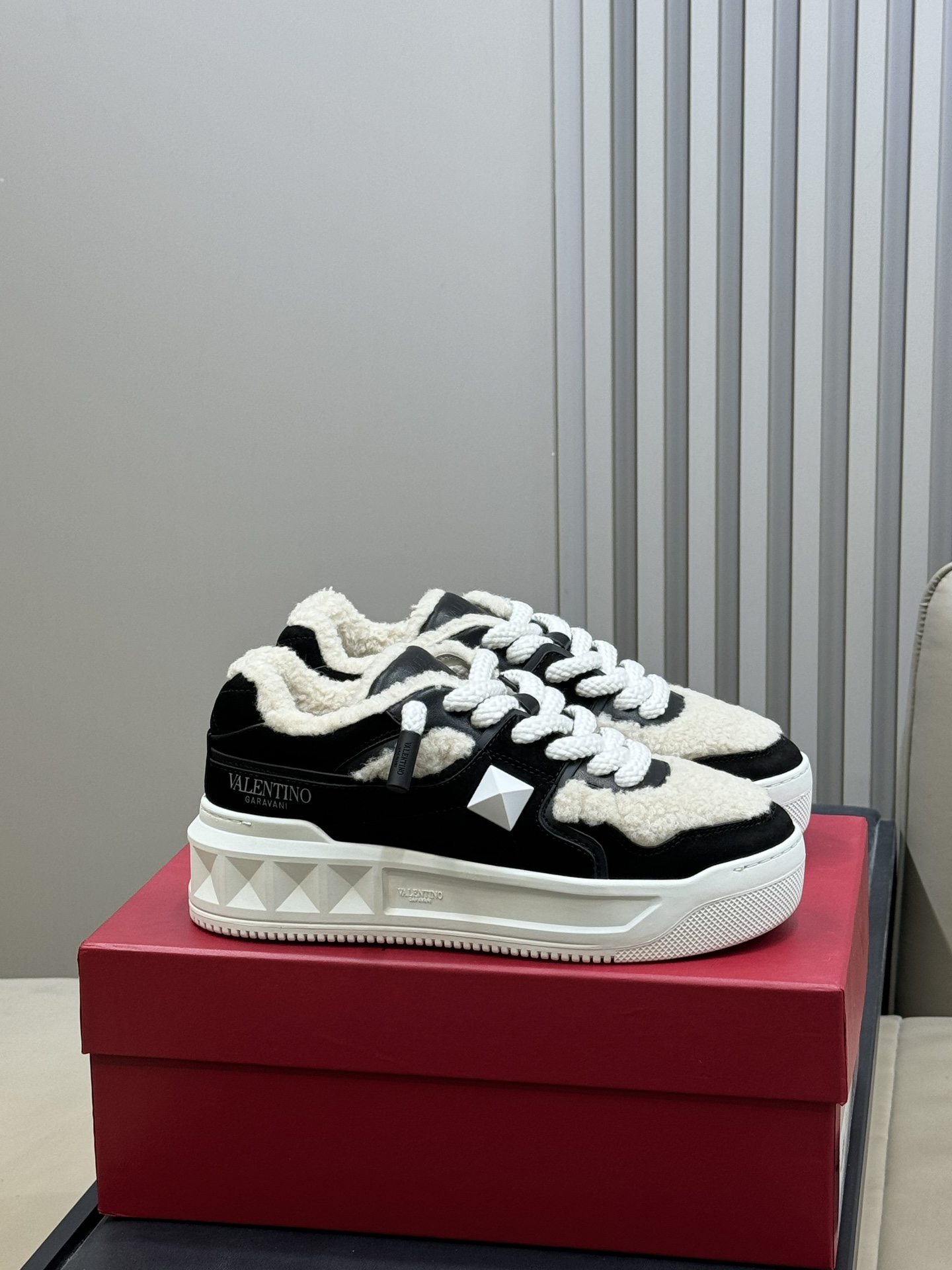 NO:668274,Top quality Valenti…no fw25 new arrival~ V’s 25 new furry shoes for autumn and winter. Couple style. In the future, the sneakers will have fur integrated inside. They are easy to wear, increase height and keep warm. It is a perfect item. Couple size 35-45, casual shoes/sports shoes, valentino, sneakers19860909顶级品质 Valenti…no fw25 new arrival～ v家25秋冬毛毛鞋新品 情侣款哦 今后的运动鞋加皮毛一体内里 好穿增高 保暖,真是绝绝子单品呀 情侣size 35-45,休闲鞋/运动鞋,valentino,sneakers,Women's Shoes