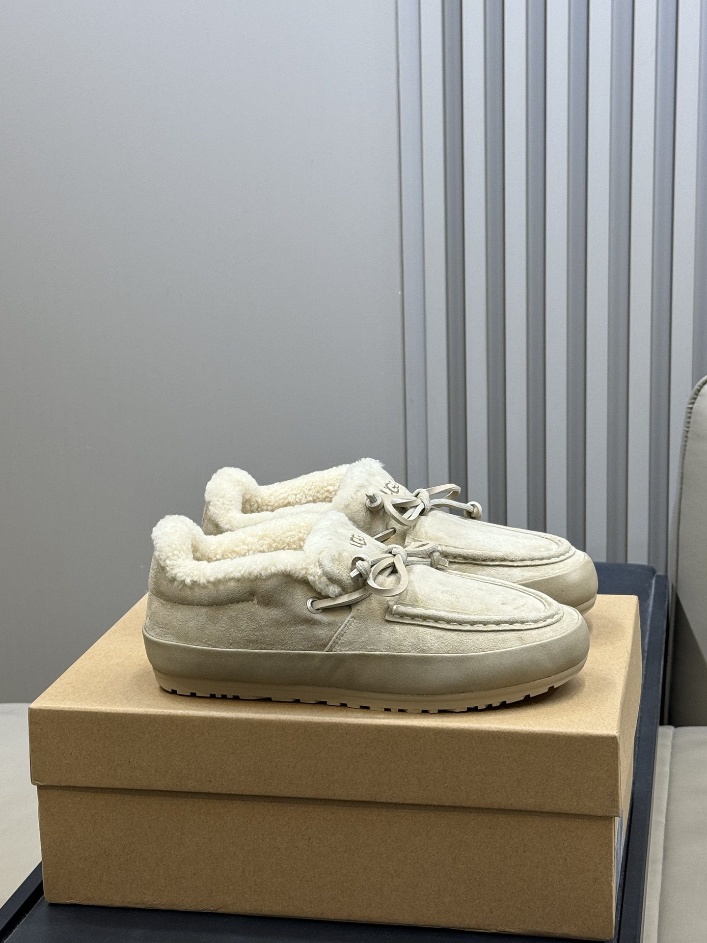 NO:669768,ugg lambskin shoes, suede upper, soft lambswool lining, perfect warmth retention, super nice size 35-40, loafers, chamois leather19860909ugg羊羔毛豆豆鞋 麂皮鞋面 柔软羊羔毛内衬 保暖力满分,超nice size 35-40,乐福鞋毛毛鞋,loafers,chamois leather,Women's Shoes