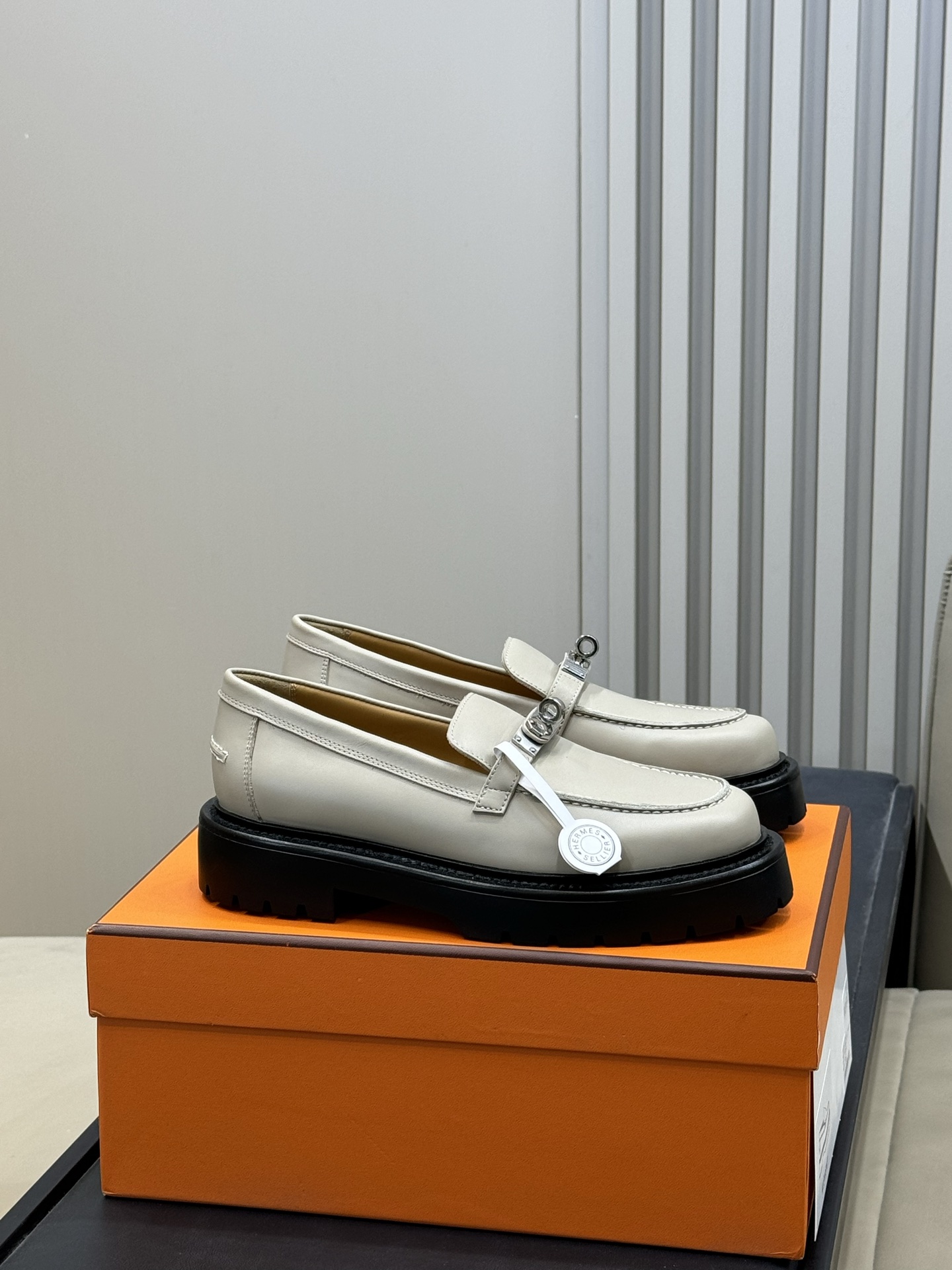 NO:669639,hermes classic kelly loafers. Made of imported calfskin, soft to the feet. Round toe design, large space, not squeezing your feet. Classic kelly buckle, exquisite and recognizable. Water-dyed sheepskin lining, imported cowhide sole from Italy. Top quality 35-40, loafers, hermes, loafers, cowhide, sheepskin.19860909hermes 经典kelly乐福鞋 甄选进口小牛皮材质,软软的脚感 圆头设计,大空间,不挤脚 经典kelly扣加持,精致感+辨识度 水染羊皮里,意大利进口牛皮底 顶级精品35-40,乐福鞋,hermes,loafers,cowhide,sheepskin,Women's Shoes