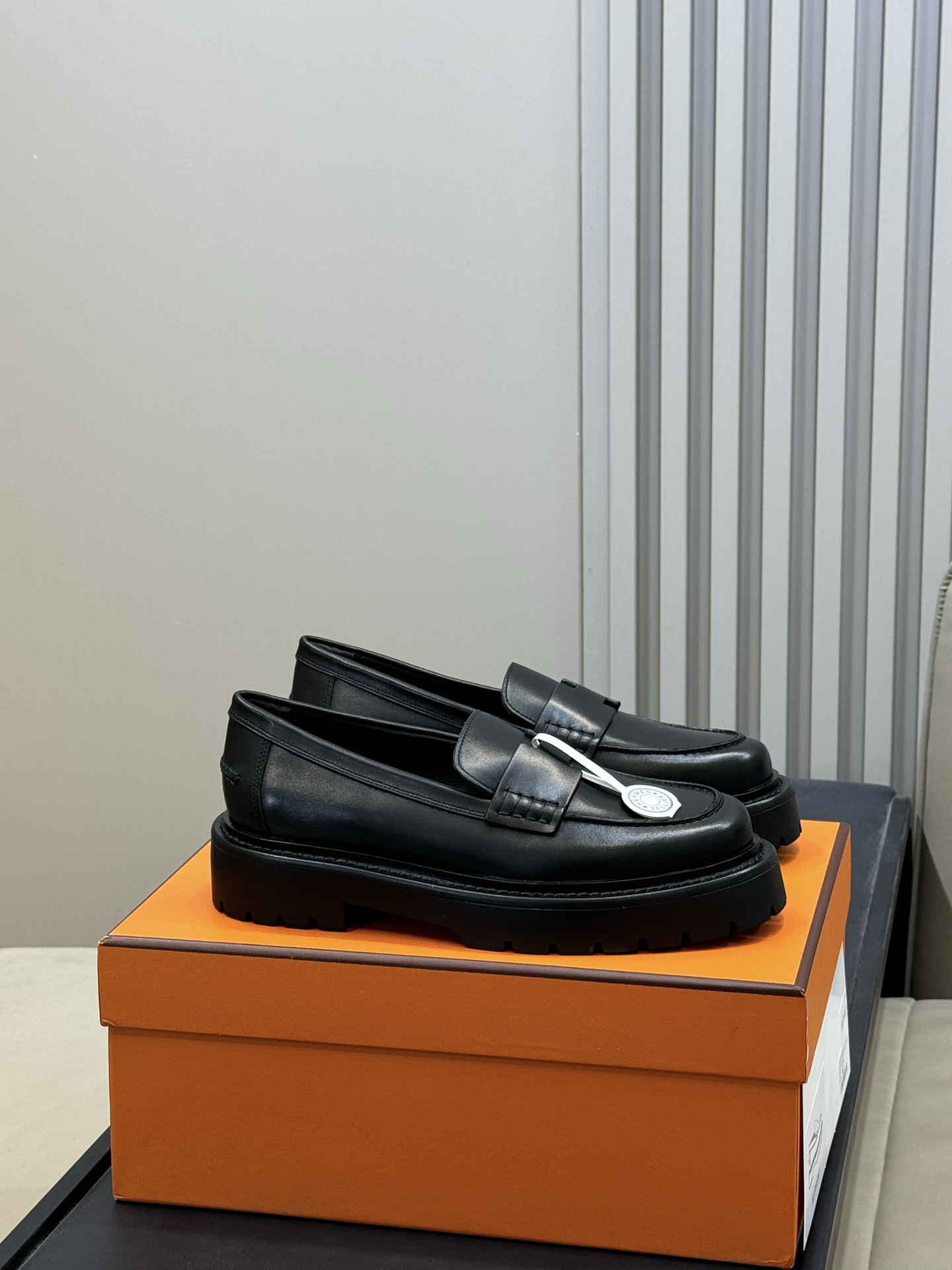 NO:669643,hermes fw25 new arrival～ H family’s new autumn and winter loafers. The simple leather H strap also creates the unique temperament of H. The upper is made of cowhide material, and the sole is a combination of leather and rubber. Size 35-41, loafers, hermes, loafers, cowhide19860909hermes fw25 new arrival～ H家25秋冬乐福鞋新品 简单的皮质H搭带,一样营造出H的独特气质 下牛皮材质鞋面,鞋底真皮与橡胶组合 size 35-41,乐福鞋,hermes,loafers,cowhide,Women's Shoes