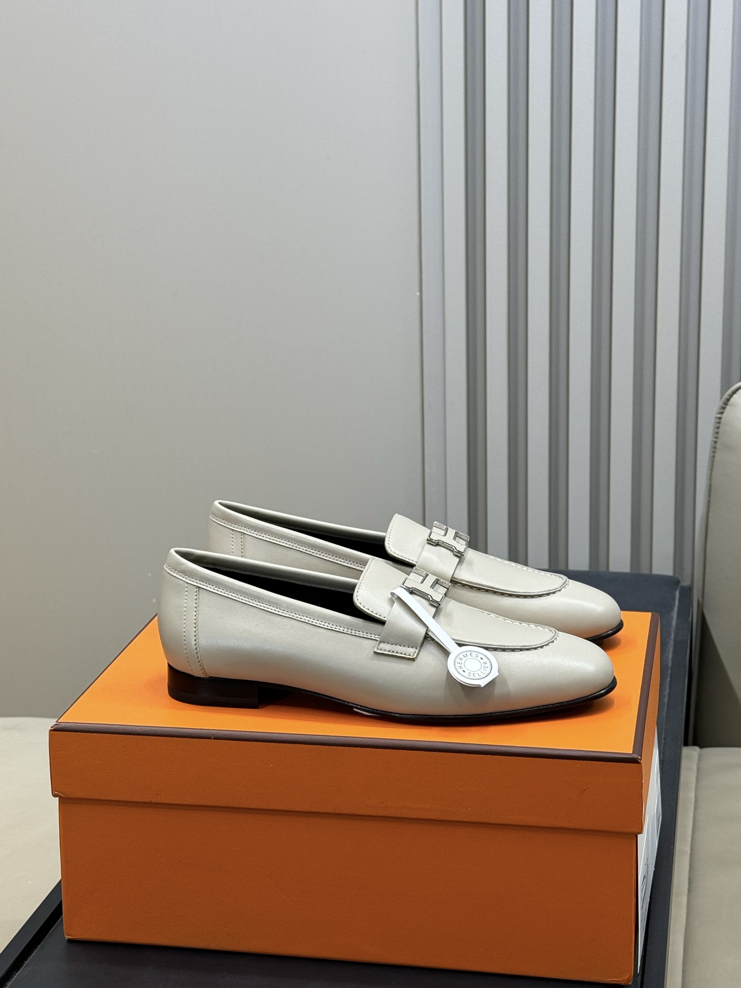 NO:669616,HERME…S H loafers new product, black classic, milk tea color soft and affordable?  Hermès' 25 autumn and winter most H-buckle color series has a visual effect that makes your legs longer!  Top quality materials and detailed craftsmanship, with original packaging and VIP outer box packaging!  Top quality 35-41, loafers, hermes, hermes, loafers19860909HERME…S H乐福鞋新品 黑色经典,奶茶色柔和端惠？ 爱马仕的25 秋冬最H扣配色系列 视觉效果显腿长！ 顶级材质和细节工艺, 带原版包装及vip外盒包装！ 顶级精品35-41,乐福鞋,hermes,hermes,loafers,Women's Shoes