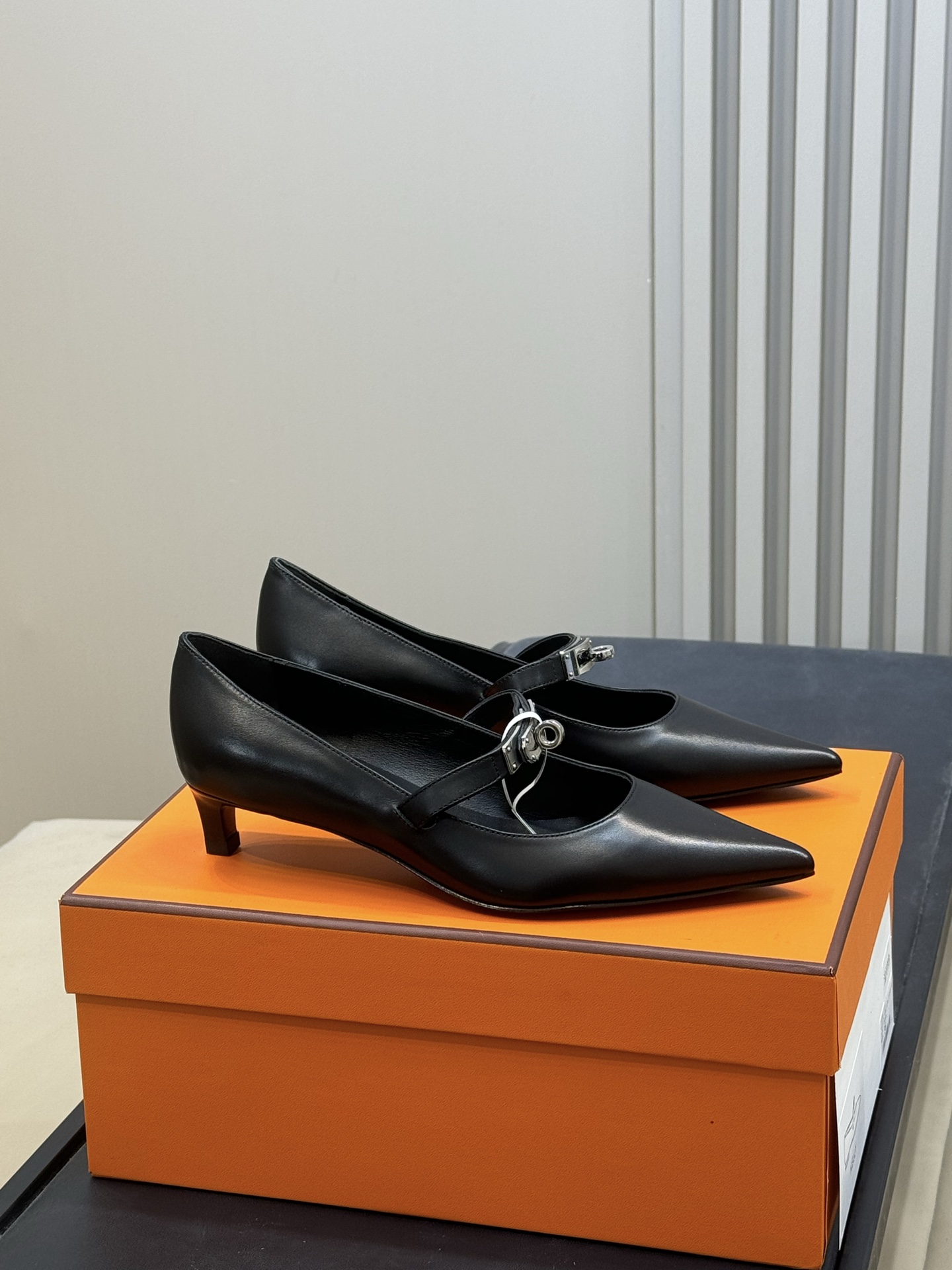 NO:669628,hermes fw25 new arrival~ I didn’t really like the calfskin pointed-toe high-heeled shoes, but they look really nice when I see them in person. They are super simple and simple high-heeled shoes, paired with warm-colored calfskin. There is a Kelly palladium-plated shoe buckle on the instep, and the value immediately went up. Yes, Ma’s law is that if you add a silver buckle, it will exceed 10,000!  What should I do? Who said it looks good and is easy to wear? The heel is 4cm high and feels like walking on flat ground!  This time, the shoe buckles are located closer to the front, so you don’t have to worry about them being pressed on the instep and becoming a torture tool after wearing them for a long time; the only annoying thing is that you have to try them on your feet for the size!  !  !  The black and silver party members must be ignorant, there is nothing much to say. The light natural color is much lighter in person than in the picture, but not as light as the nude color;!  It has a good temperament and overall is very suitable for taking at work!  Flat bottom and 4mm two heights!  size 35-41 (with airplane case), high-heeled shoes, hermes, high heels, cowhide19860909hermes fw25 new arrival～ 小牛皮尖头高跟鞋 本来没那么喜欢 见到实物是真好看 超简洁最朴素高跟鞋型 搭配温润色泽的小牛皮；脚背来了条Kelly镀钯鞋扣 立刻身价就蹭蹭上去了 对 马家定律 就是加条银扣就得破万！ 怎么办呢谁叫它好看又好穿呢 跟高4cm 如履平地！这次鞋扣位子比较靠前 也不用担心穿久了压脚背成酷刑工具；唯一烦的是码数一定要亲脚去试！！！ 黑色黑银党必须无脑入了吧没什么好多说的 浅天然色实物比图片浅多了 但还没到裸色那么浅；！气质挂的 整体来说非常适合上班服用！ 平底和4mm 两个高度！ size 35-41（带飞机盒）,高跟鞋单鞋,hermes,high heels,cowhide,Women's Shoes