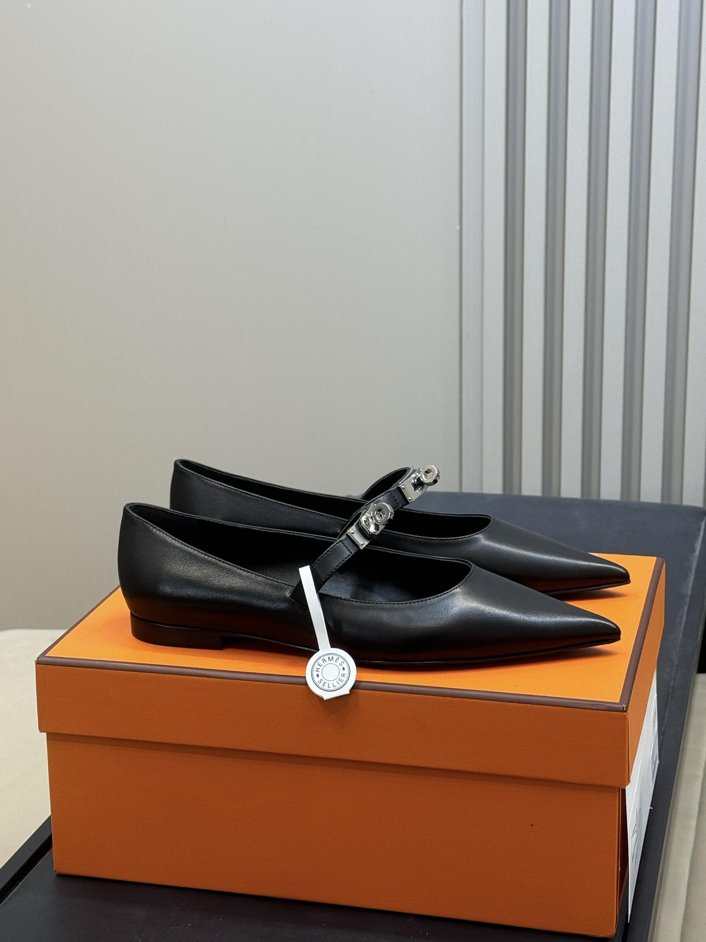 NO:669632,hermes fw25 new arrival～ Calfskin point-toe flats, I didn’t like them that much at first, but they look really good when I see them in person. They are super simple and simple high-heeled shoes, paired with warm-colored calfskin; there is a Kelly palladium-plated shoe buckle on the instep, and the value immediately goes up. Yes, Ma’s law, if you add a silver buckle, it will exceed 10,000!  What should I do? Who said it looks good and is easy to wear? The heel is 4cm high and feels like walking on flat ground!  This time, the shoe buckles are located closer to the front, so you don’t have to worry about them being pressed on the instep and becoming a torture tool after wearing them for a long time; the only annoying thing is that you have to try them on your feet for the size!  !  !  The black and silver party members must be ignorant, there is nothing much to say. The light natural color is much lighter in person than in the picture, but not as light as the nude color;!  It has a good temperament and overall is very suitable for taking at work!  Flat bottom and 4mm two heights!  size 35-41 (with airplane case), high heels, hermes, flats, high heels, cowhide19860909hermes fw25 new arrival～ 小牛皮尖头平底鞋 本来没那么喜欢 见到实物是真好看 超简洁最朴素高跟鞋型 搭配温润色泽的小牛皮；脚背来了条Kelly镀钯鞋扣 立刻身价就蹭蹭上去了 对 马家定律 就是加条银扣就得破万！ 怎么办呢谁叫它好看又好穿呢 跟高4cm 如履平地！这次鞋扣位子比较靠前 也不用担心穿久了压脚背成酷刑工具；唯一烦的是码数一定要亲脚去试！！！ 黑色黑银党必须无脑入了吧没什么好多说的 浅天然色实物比图片浅多了 但还没到裸色那么浅；！气质挂的 整体来说非常适合上班服用！ 平底和4mm 两个高度！ size 35-41（带飞机盒）,高跟鞋单鞋,hermes,flats,high heels,cowhide,Women's Shoes