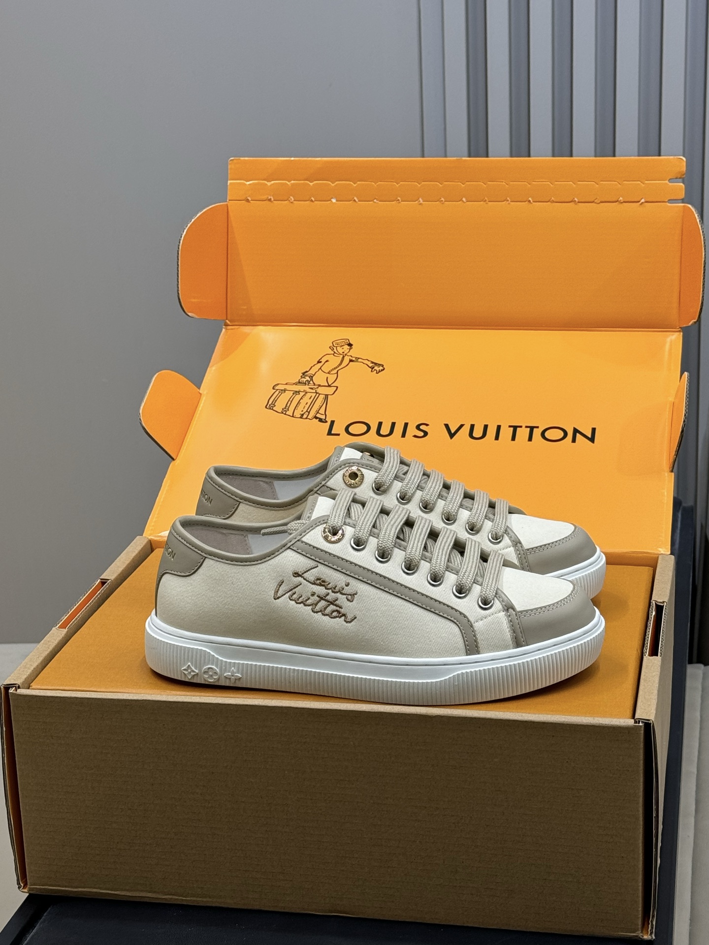 NO:668845,Top quality, a hot-selling new shoe model as soon as it was launched. The Lagoon Sneaker is made of Monogram denim, showing a classic style and exuding a light retro atmosphere. Exquisite details, embellished with Louis Vuitton standard natural leather decoration and gold engraved logo perforations. It is also equipped with a white rubber sole embellished with a Monogram floral pattern, and the design is more perfect 55500. Come to the store to try it on, it is really good to wear and look good! ! Looks good with various styles, size 35-41, casual shoes/sneakers, louis vuitton, sneakers19860909顶级品质 一上市就熱銷爆賣新鞋款 Lagoon Sneaker 採用Monogram牛仔布製作,展現經典風格,散發淡淡的復古氣息. 精緻的細節,綴有路易威登標準的天然皮革裝飾及金色鐫刻標誌穿孔.並配有綴有 Monogram花卉圖案的白色橡膠鞋底,設計更趨完美55500 趕快來店試穿看看,真的好穿又好看！！ 搭配各種風格都好看 size 35-41,休闲鞋/运动鞋,louis vuitton,sneakers,Women's Shoes