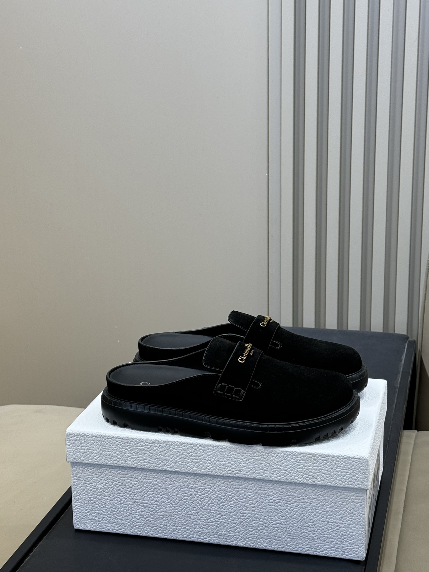 NO:669615,Dio*26c Birkenstock Shoes Dio*2026 Early Spring Series Birkenstock Shoes are made of light khaki suede, soft and comfortable, and the metal 'ChristianDior' logo on the upper is very recognizable. Thick-soled design, perfect wearing support, friendly for daily commuting or long walks. Half-drag style, easy to put on and take off, simple and versatile, great with casual pants or skirts in autumn and winter. Fashionable and practical, it is a popular choice for autumn and winter footwear!  size35-41,half drag,dior,skirts,chamois leather19860909Dio*26c 勃肯鞋 Dio*2026早春系列勃肯鞋,选用浅卡其麂皮,柔软舒适,鞋面金属'ChristianDior'标志超有辨识度.厚底设计,穿着支撑力满分,日常通勤或长时间行走都很友好.半拖款式,穿脱方便,简约百搭,秋冬配休闲裤或裙装都很出彩.时尚与实用兼备,是秋冬鞋履热门选择! size35-41,半拖,dior,skirts,chamois leather,Women's Shoes