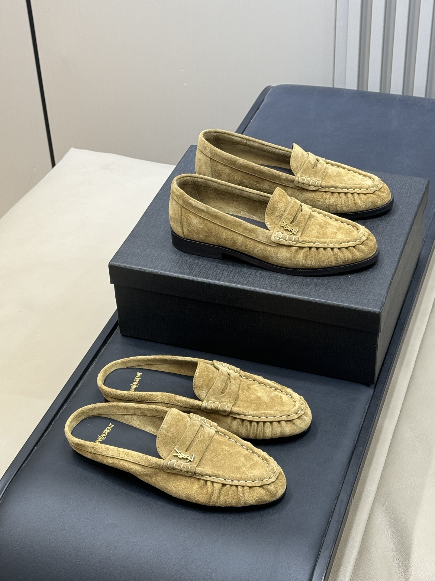 NO:668843,Half-slip shoes ysl 26cnew arrival~ Saint Laurent pleated loafers, dark brown leather + pleated design, retro and fashionable! The upper is soft, the flat bottom is super comfortable, and it can be easily used for commuting and leisure. Metal logo embellishment, full of brand sense, British style slip-on, super easy to put on and take off~ Whether worn with suit pants or jeans, it can easily create a casual and high-end feel, it is a versatile artifact in autumn and winter. Size: 35-41, loafer half slipper, saint  laurent,saint laurent,loafers,jeans,business suit19860909半拖 单鞋 ysl 26cnew arrival～ 圣罗兰褶皱乐福鞋,深棕皮革+褶皱设计,复古又时髦!鞋面柔软,平底超舒适,通勤休闲都能轻松驾驭 .金属Logo点缀,品牌感满满,英伦风一脚蹬,穿脱超方便~无论搭西装裤还是牛仔裤,都能轻松打造随性高级感,是秋冬百搭神器 size:35-41,乐福鞋半拖,saint laurent,saint laurent,loafers,jeans,business suit,Women's Shoes